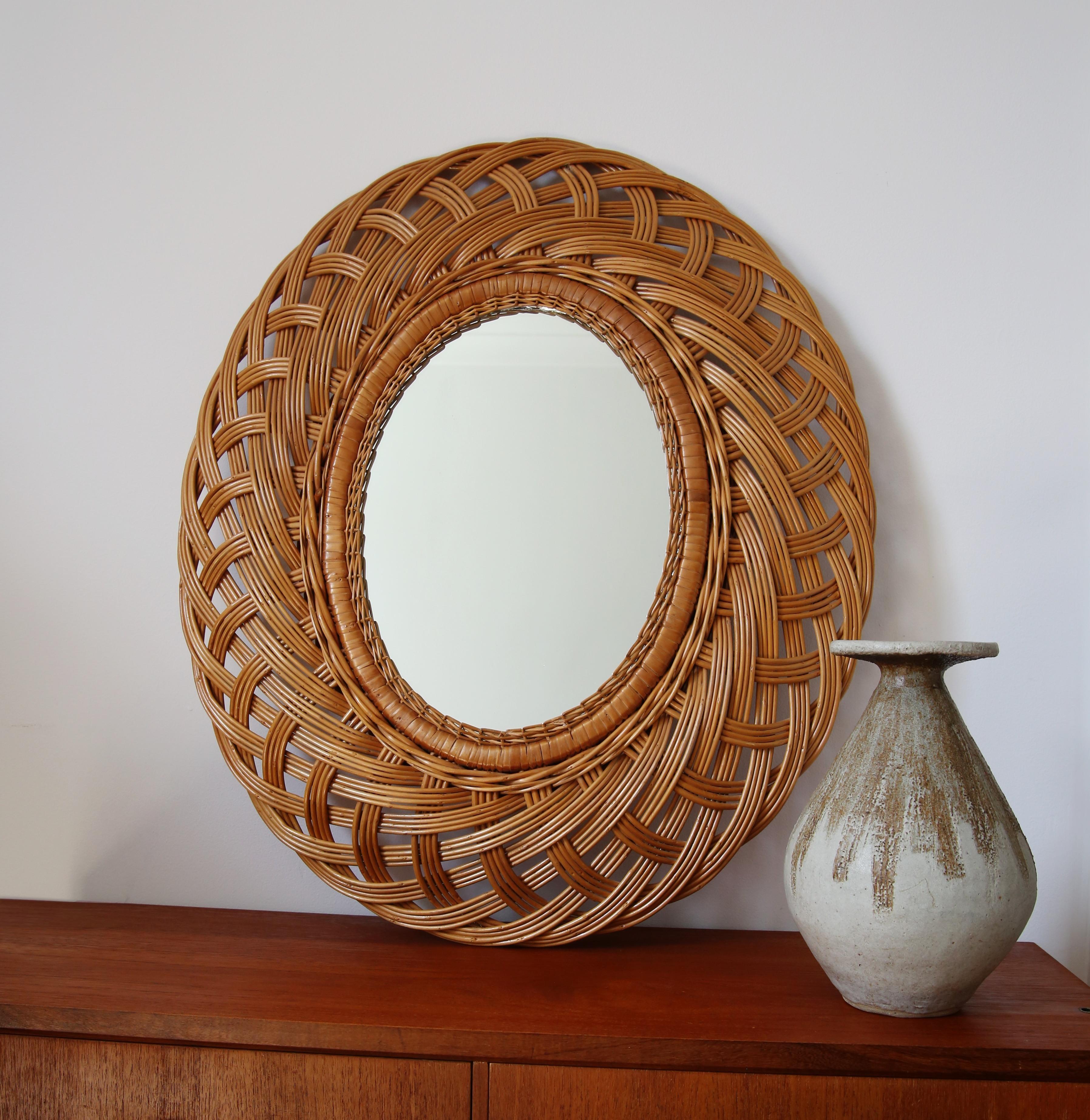 Schöner ovaler Spiegel aus Weidengeflecht aus der schwedischen Mid-Century-Ära mit einem breiten, organisch geflochtenen Weidenrahmen in einem warmen, kräftigen Material

Das Geflecht des Rahmens ist zart und hat ein tiefes, fließendes,