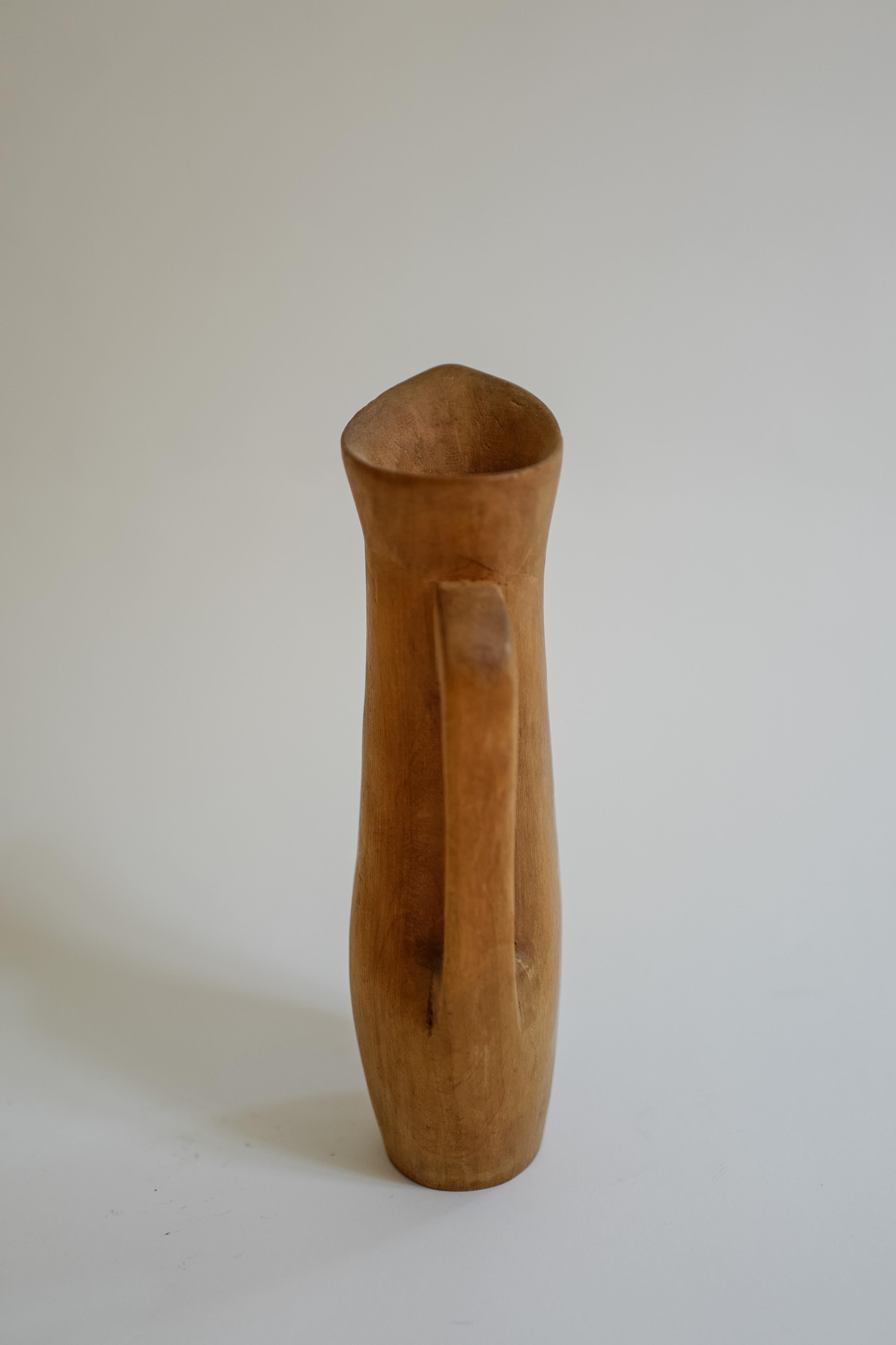 Jarra de Madera Sueca de Mediados de Siglo Tallada a Mano - Elegante Acento Decorativo Tallado a mano en venta