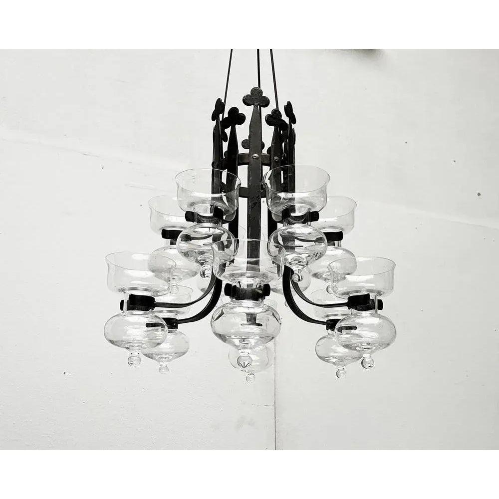 Imposante candelabro según un diseño de bertil vallien y axel stromberg para kosta boda y la smide boda/bolin. Hecho a mano en Suecia. Aquí tienes una versión rara, grande y con 12 brazos.

Un diseño clásico con elementos tradicionales del diseño