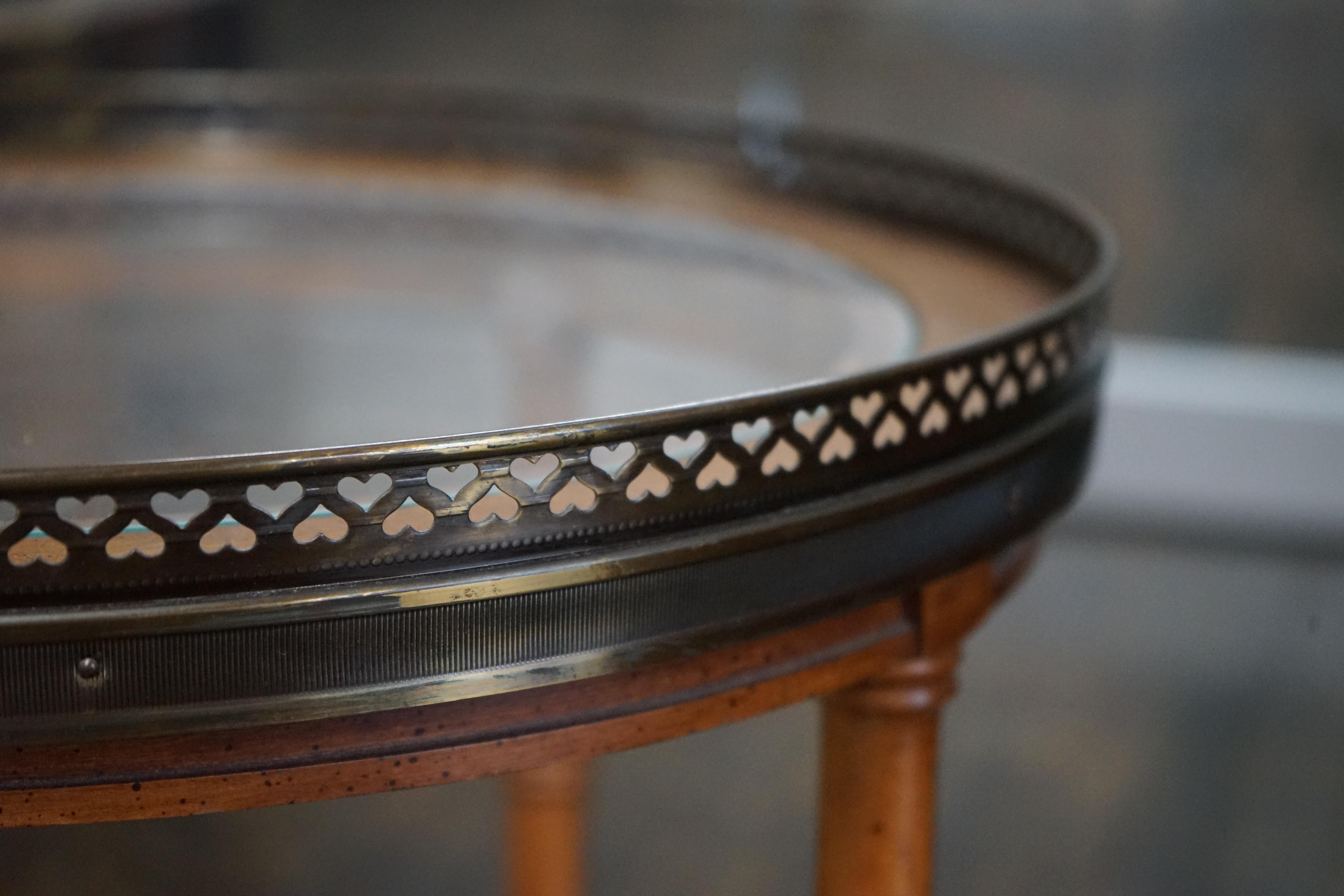 Mid-Century Modern Table d'appoint ronde Sweetheart du milieu du siècle avec plateau inférieur cannelé en vente