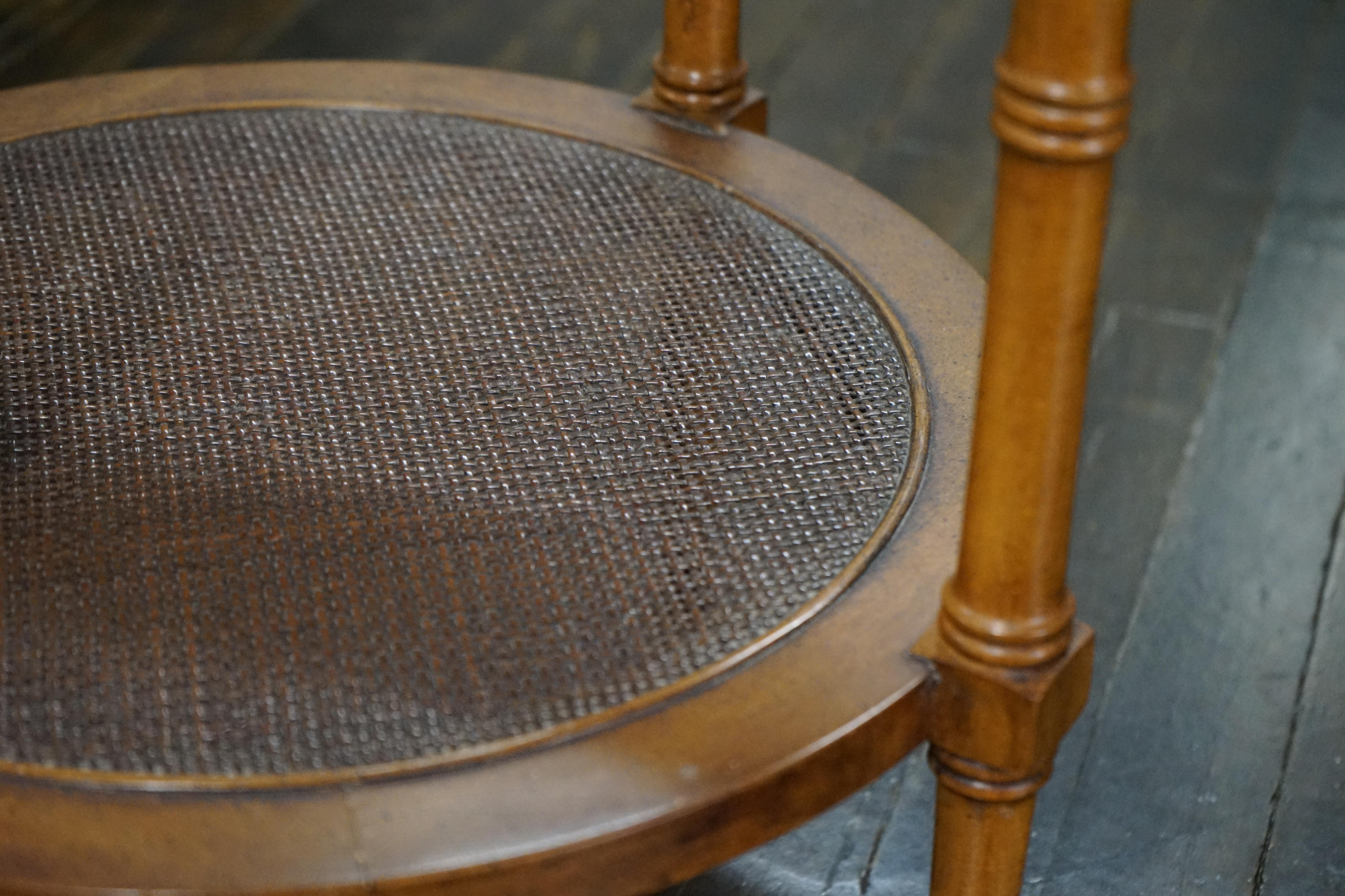 Inconnu Table d'appoint ronde Sweetheart du milieu du siècle avec plateau inférieur cannelé en vente