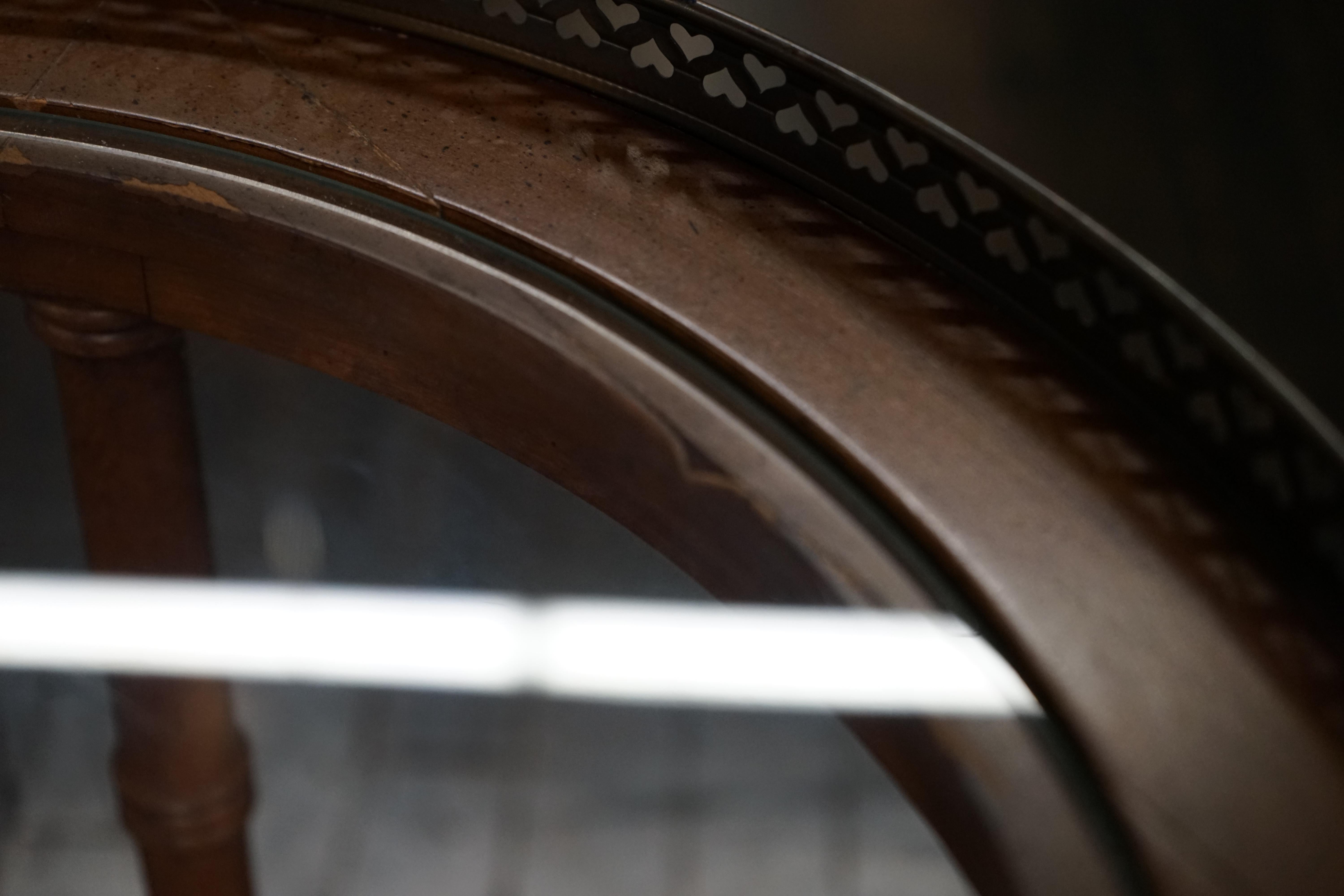 Milieu du XXe siècle Table d'appoint ronde Sweetheart du milieu du siècle avec plateau inférieur cannelé en vente