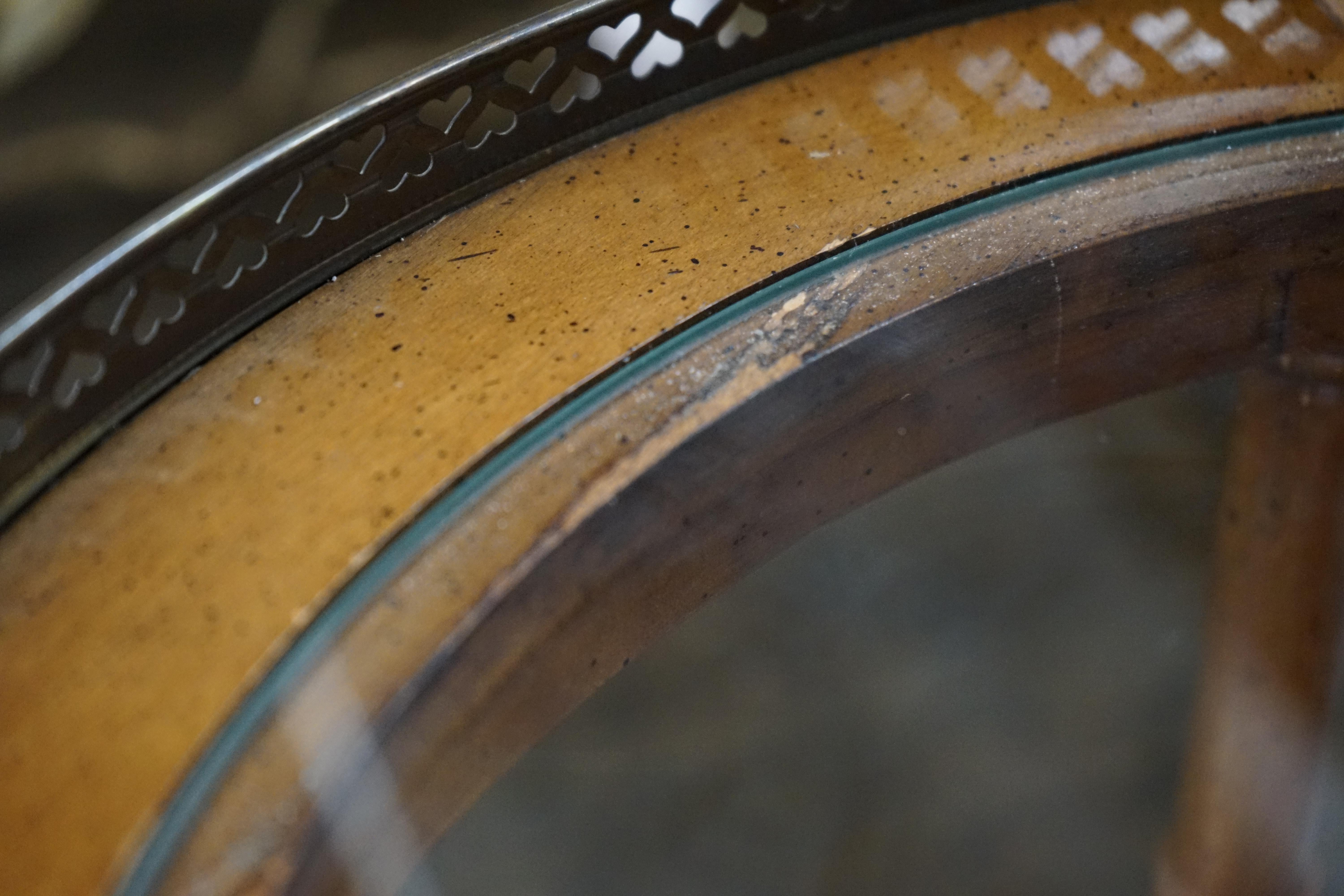 Métal Table d'appoint ronde Sweetheart du milieu du siècle avec plateau inférieur cannelé en vente