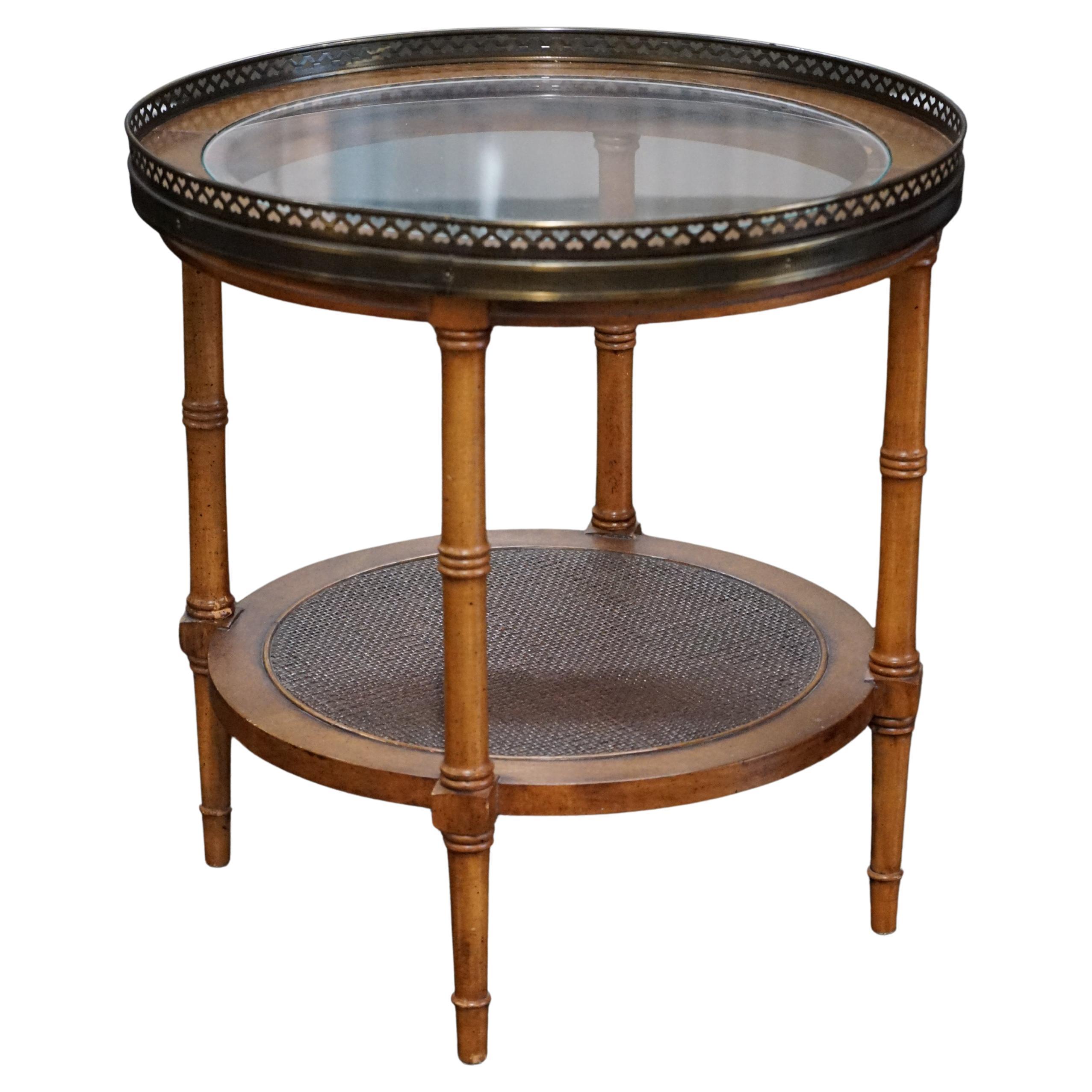 Table d'appoint ronde Sweetheart du milieu du siècle avec plateau inférieur cannelé en vente