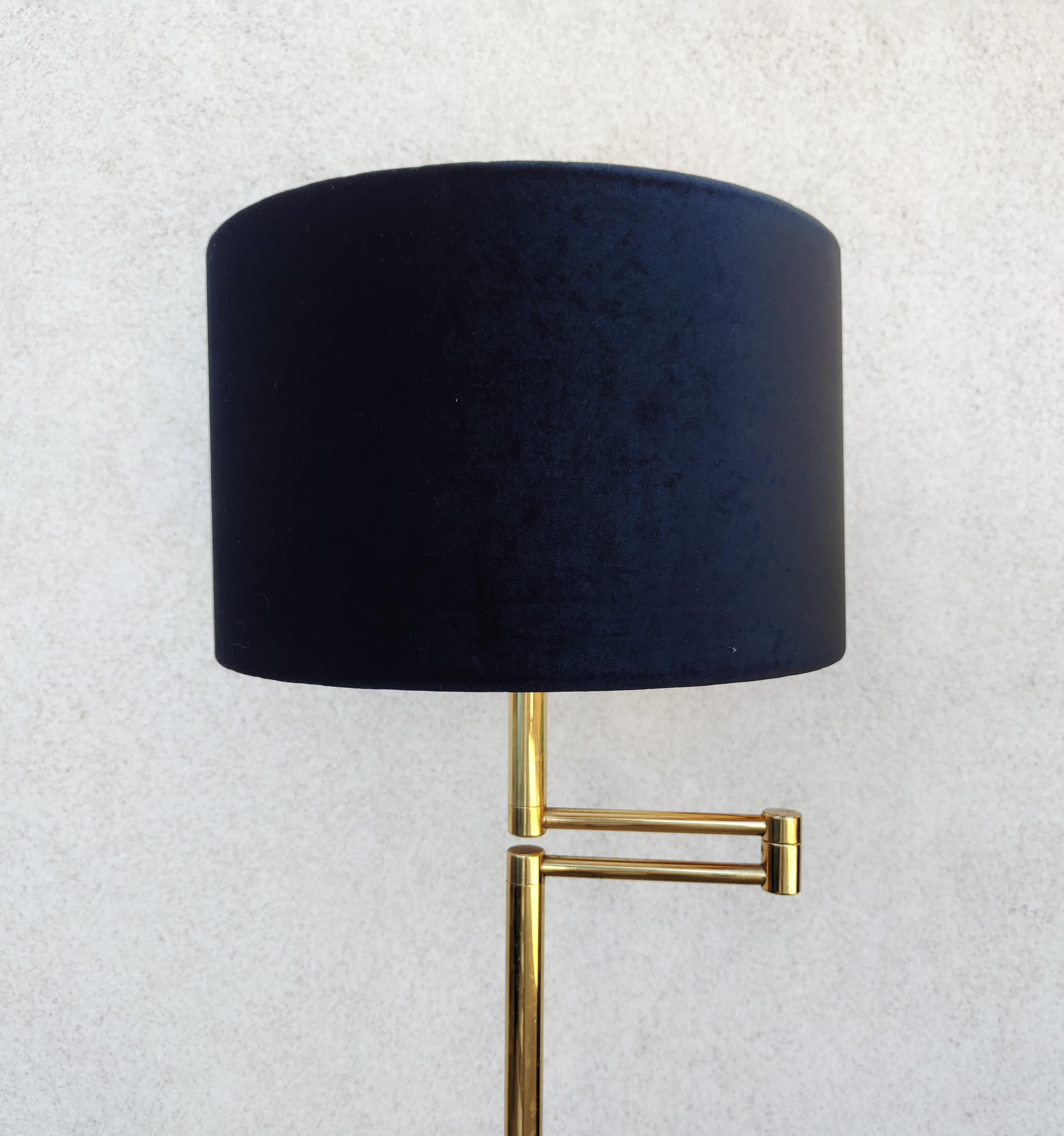 Swing-Arm-Stehlampe aus Messing mit schwarzem Samtschirm aus der Mitte des Jahrhunderts, Deutschland 1970er Jahre (Moderne der Mitte des Jahrhunderts) im Angebot