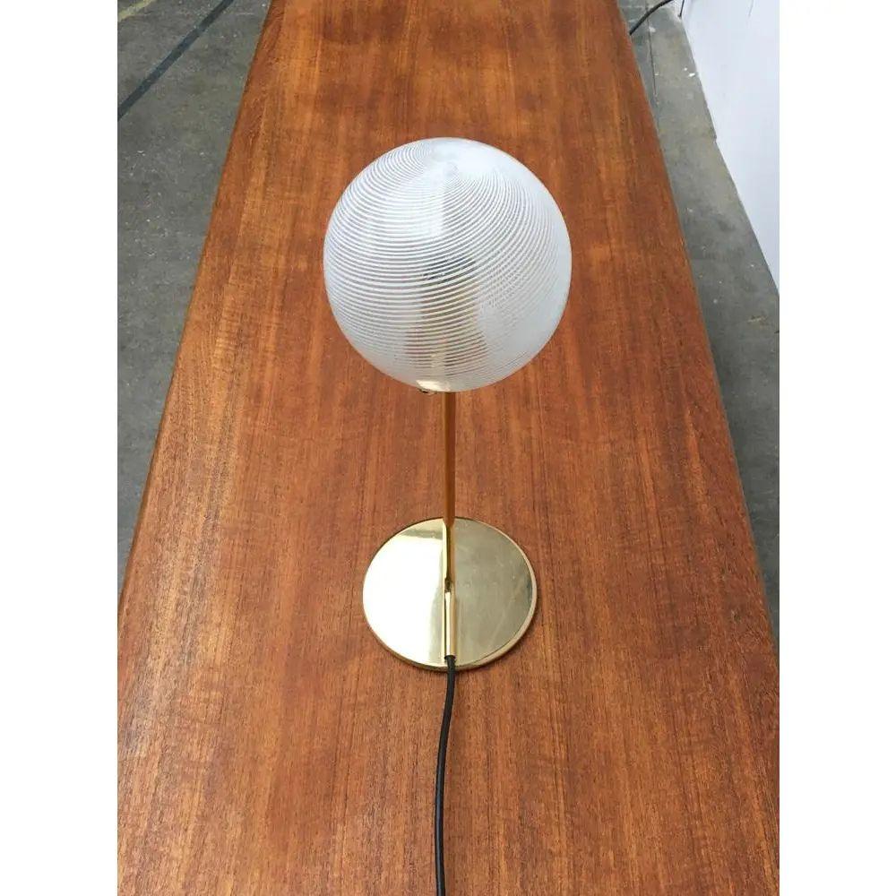 Lámpara de sobremesa de cristal arremolinado de mediados de siglo, años 60 en venta 1