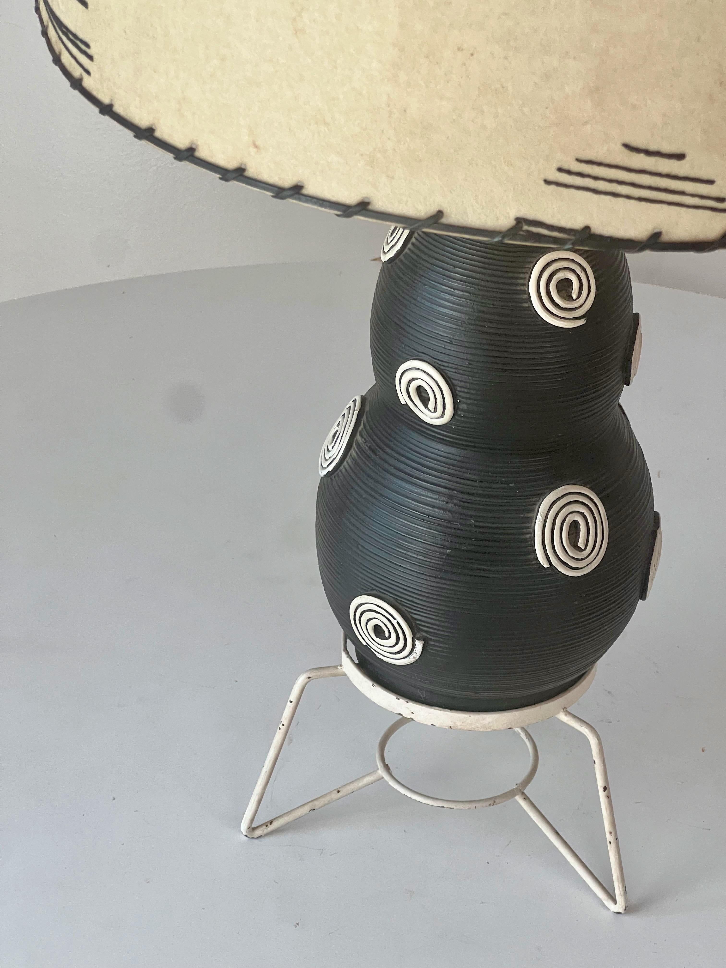 Mid-Century Modern Lampe à poser mi-siècle à motif tourbillonnant  en vente
