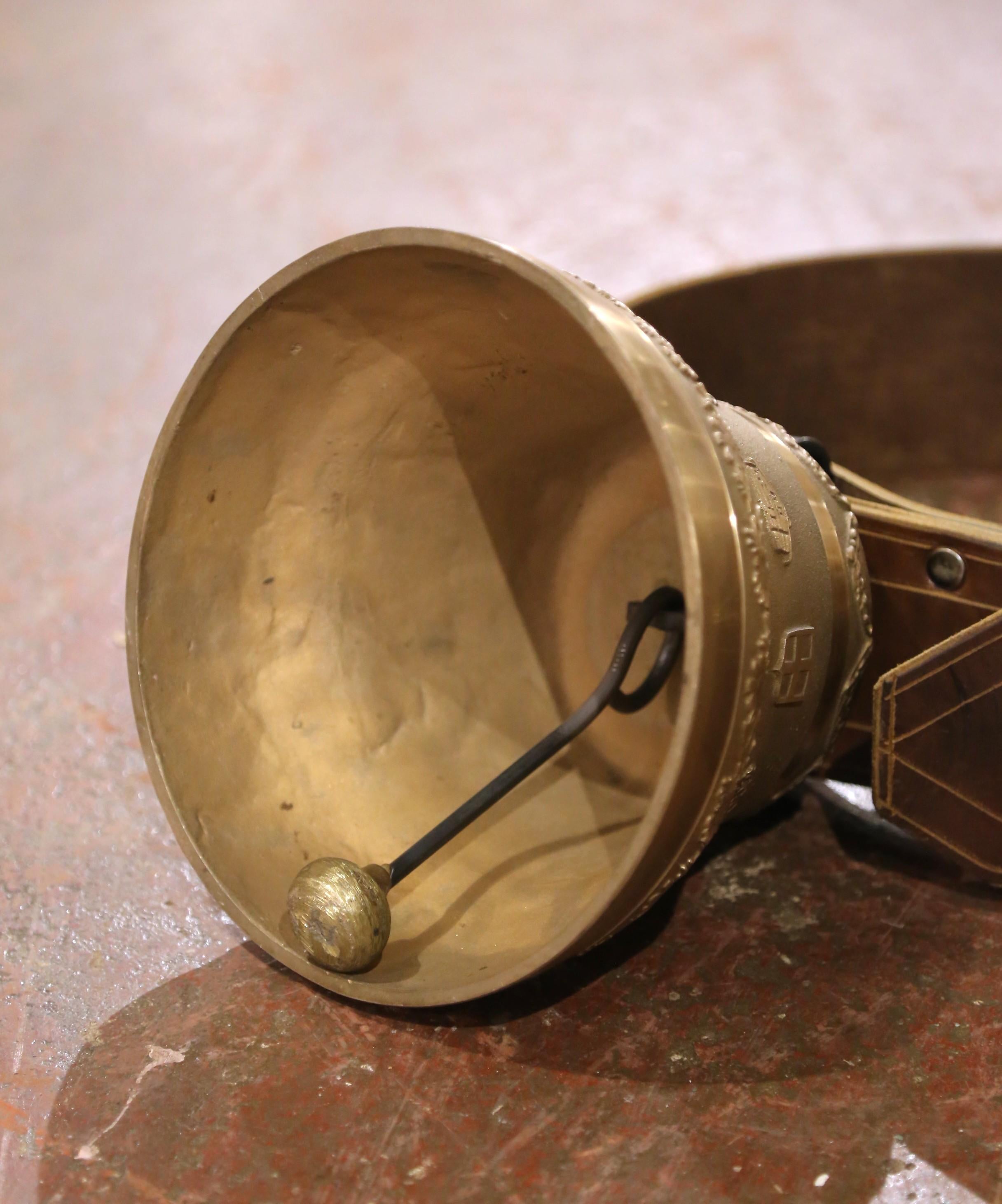 Schweizer Bronze-Kuhglocke aus der Jahrhundertmitte mit Original-Lederband und Schnalle im Zustand „Hervorragend“ im Angebot in Dallas, TX