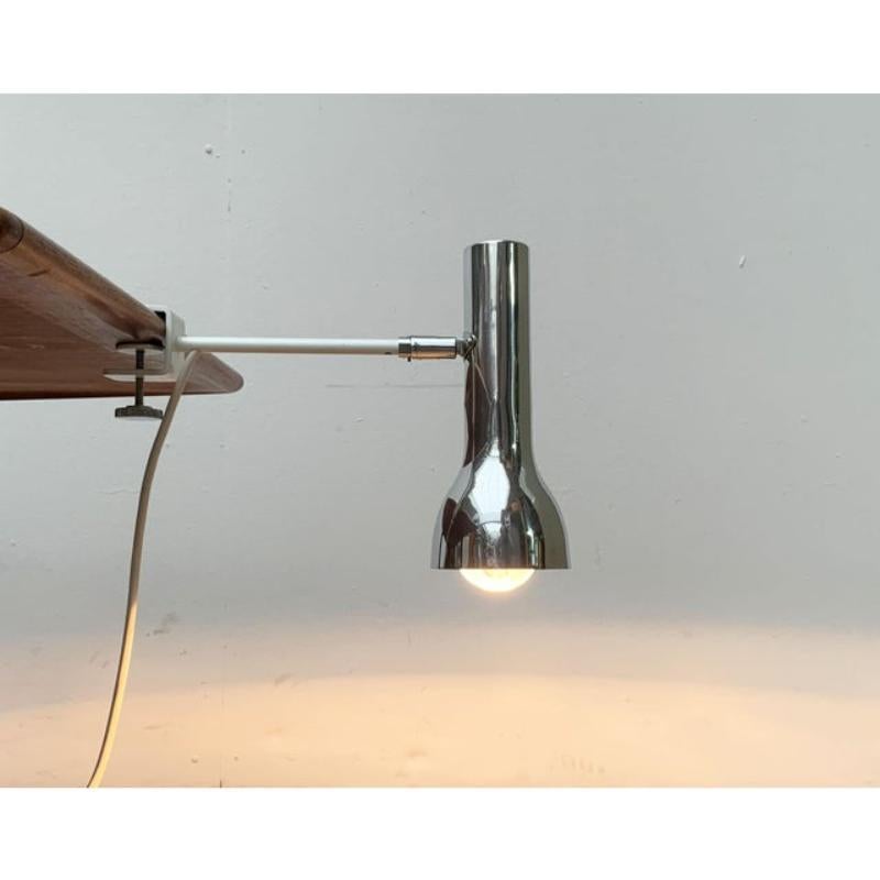 Minimalist clamping light from Swisslamps in white and aluminum.

A simple and restrained design. The luminaire head shows a slim spotlight. He can be arranged individually via an OMI joint. The clamp is padded and has a screw for fixing. The max.
