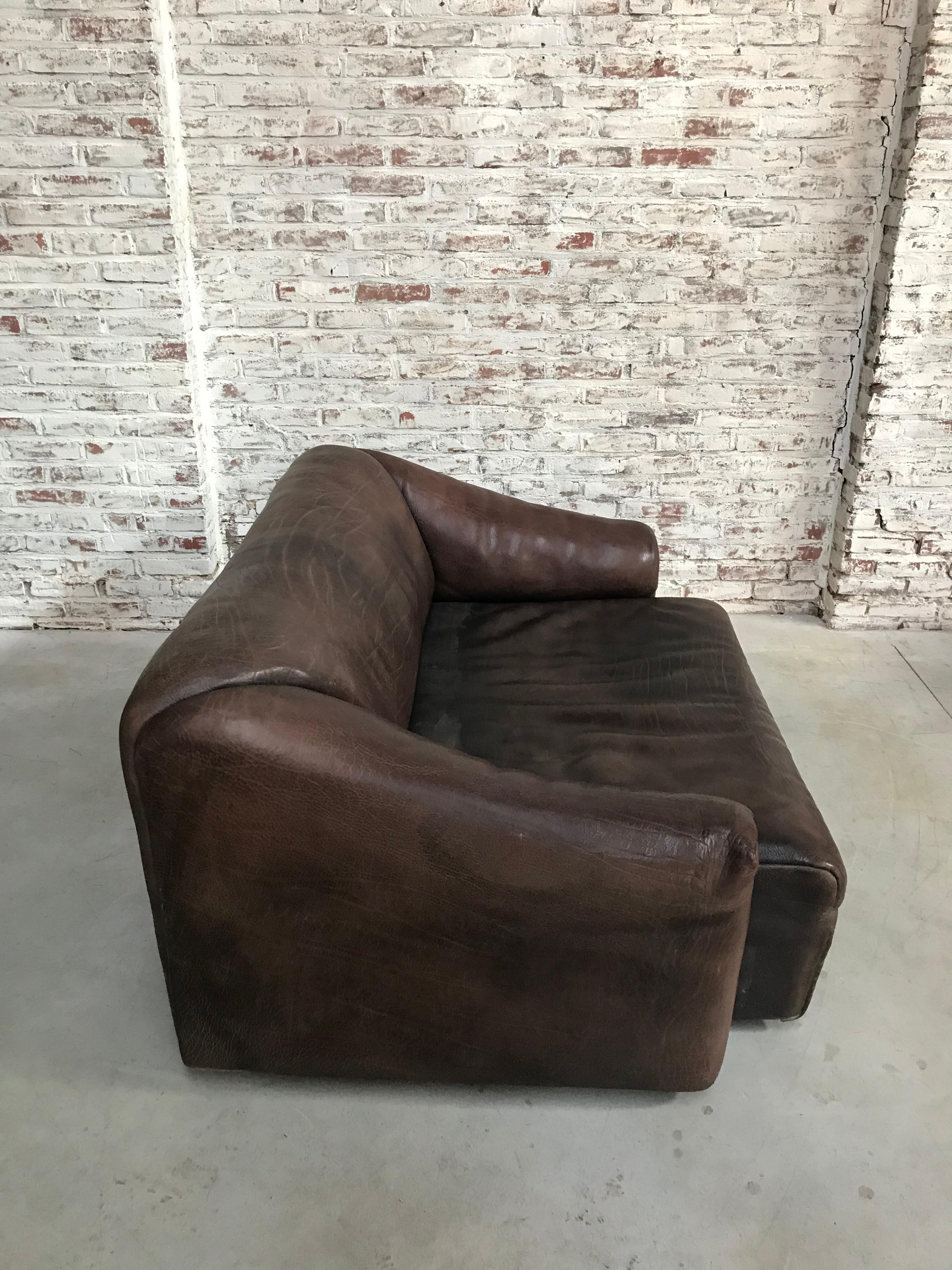 This is the Ds-47 sofa in 5 mm neck leather. The leather is laid on in one piece, from the outside and working inward. Pure craftmanship. Designed by the Swiss Desede-team in the 1970s. One of the first loungesofa's. The seating part can easily be