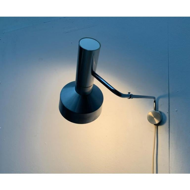 Lampada da parete minimalista del produttore svizzero Baltensweiler su disegno di Rosemarie & Rico Baltensweiler degli anni '60.

Un design funzionale in un linguaggio di design molto concreto. Il corpo illuminante è costituito da un semplice