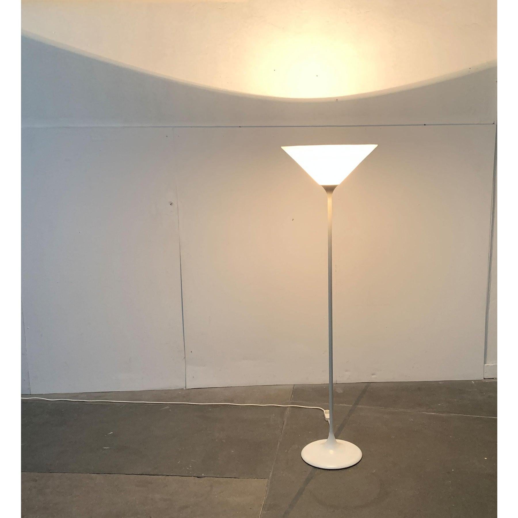 Rare standing lamp from the Swiss manufacturer Temde.

A minimalist design. Classic and yet timelessly modern. A striking detail is the large, funnel -shaped diffuser screen made of white overhauled glass. The slim shaft of the floor lamp is