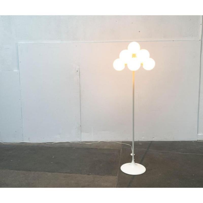 Rare standing lamp from the Swiss manufacturer Temde according to a draft by E.R. Nele. Max Bill often incorrectly attributed.

Classic and yet timelessly modern. The lamp has nine opal glass diffuser balls, which are arranged radially and in