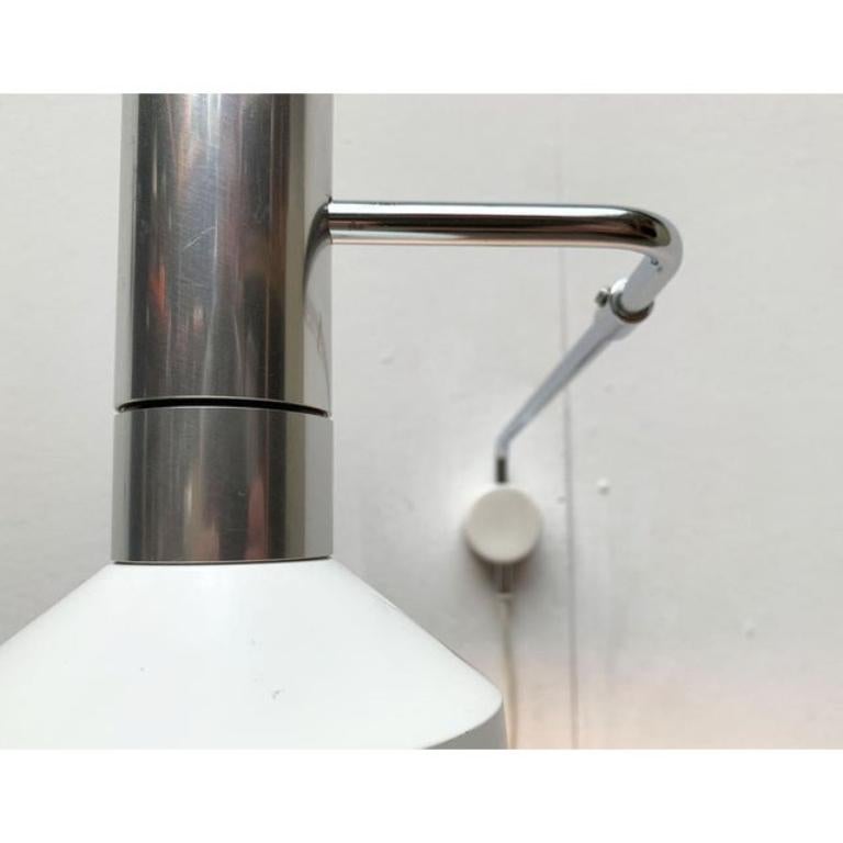 Aplique minimalista del fabricante suizo Baltensweiler basado en un diseño de Rosemarie y Rico Baltensweiler de los años 60.

Un diseño funcional en un lenguaje formal muy práctico. El foco consiste en un cilindro liso de aluminio con una pantalla