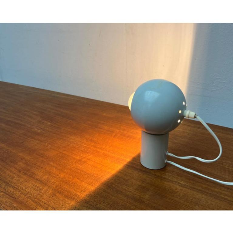 Suisse Lampe de table magnétique suisse minimaliste de l'ère spatiale, années 1960 en vente