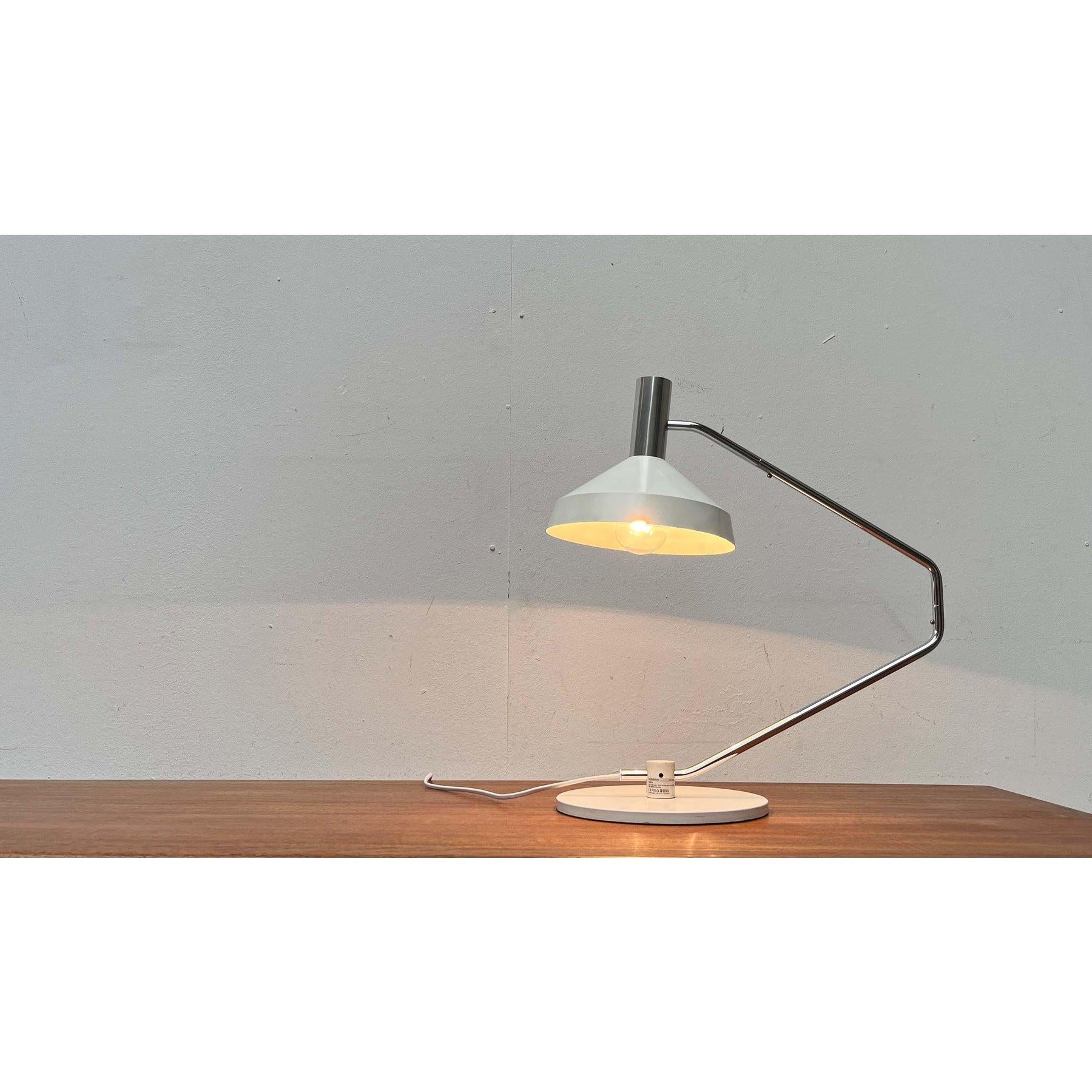 Minimalistische Tischleuchte des Schweizer Herstellers Baltensweiler, nach einem Entwurf von Rosemarie und Rico Baltensweiler aus den 1950er Jahren. Hier in der seltenen weißen Version abgebildet.

Ein funktionelles Design mit einer sehr nüchternen