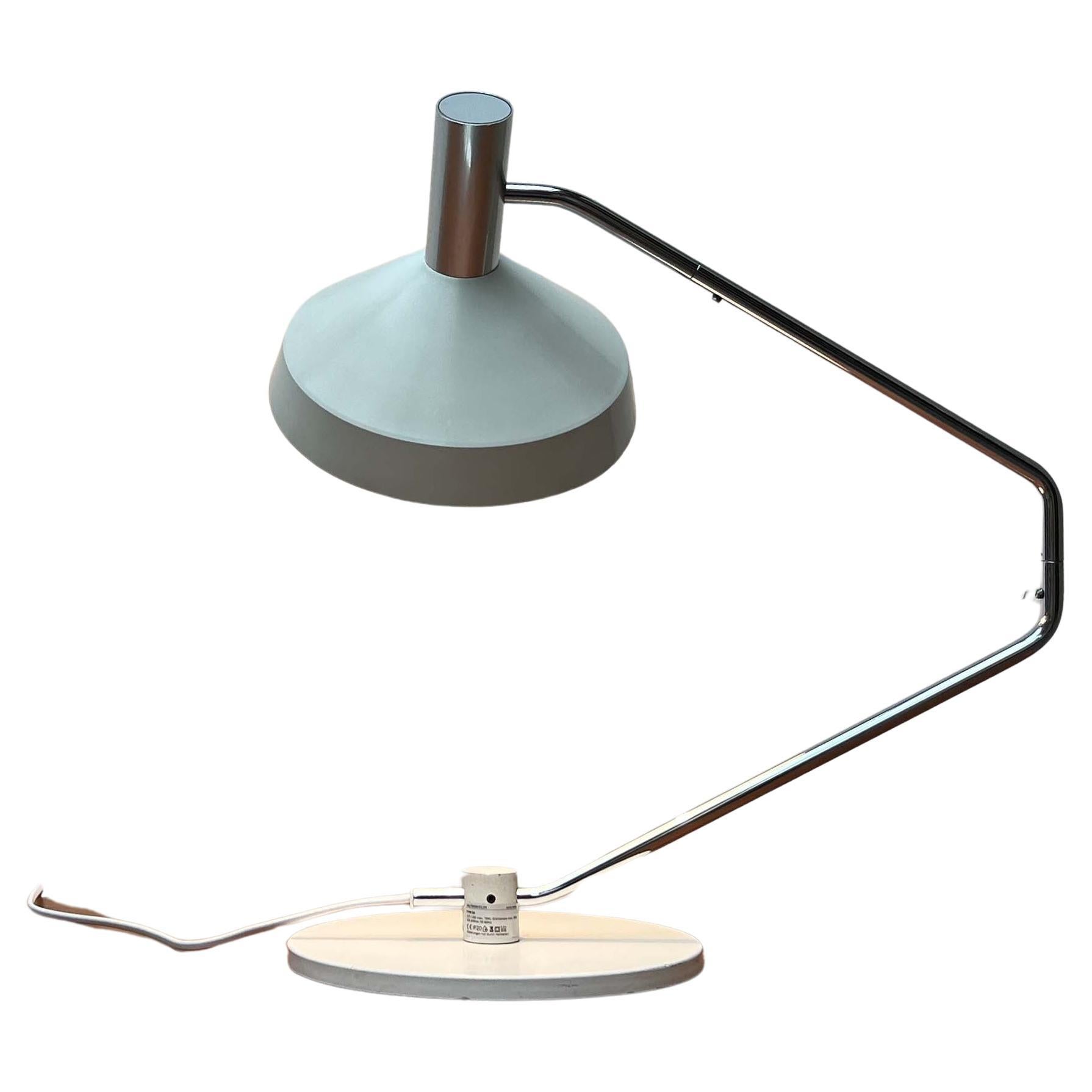 Lampe de table minimaliste du fabricant suisse Baltensweiler, basée sur un design de Rosemarie et Rico Baltensweiler des années 1950. Montré ici dans la rare version blanche.

Une conception fonctionnelle avec un langage de conception très sobre.
