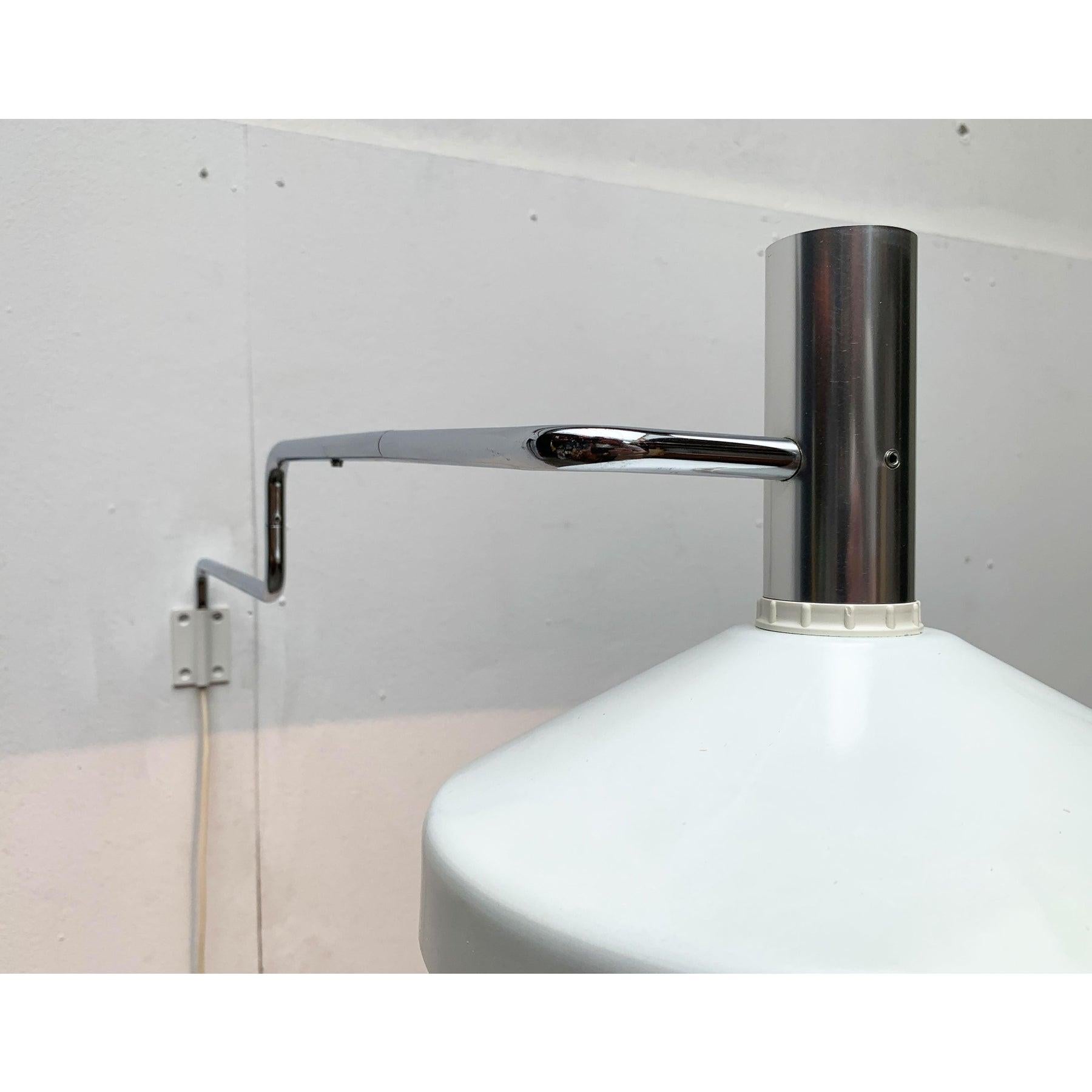 Mid-Century Swiss Pentarkus Wall Lamp by Rosemarie and Rico Baltensweiler for Baltensweiler, 1950s

Minimalist wall lamp from the Swiss manufacturer Baltensweiler according to a design by Rosemarie and Rico Baltensweiler from the 1960s. A rare