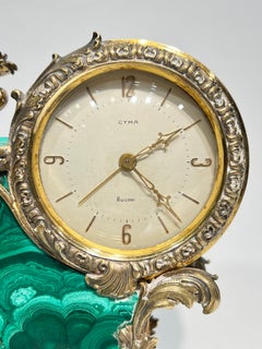 Schweizer Silber vergoldete Malachit Tischuhr von Cyma (Mitte des Jahrhunderts)