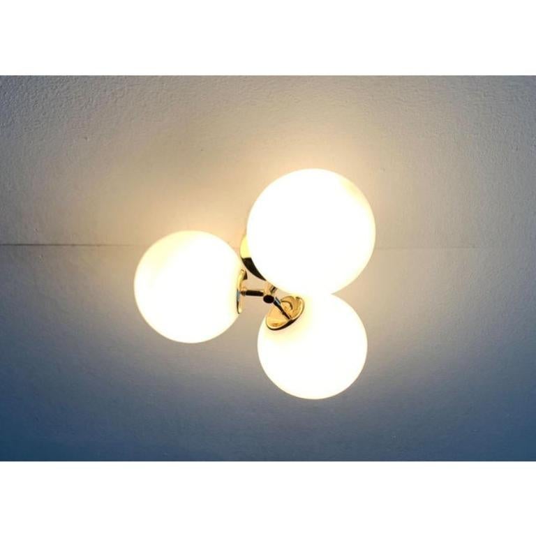 Rare plafonnier de Temde d'après un design de E.R. Nele. Max Billing est souvent attribué à tort.

Classique et moderne à la fois. La lampe comporte trois diffuseurs en verre opale, qui sont disposés radialement autour d'un noyau central. Les boules