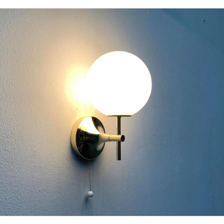 Élégante applique murale de Temde d'après un design d'E.R. Nele. Max Billing est souvent attribué à tort.

Classique et moderne à la fois. Voici la version rare en laiton. Le diffuseur en verre opale se trouve à l'extrémité d'un pont droit fixé au
