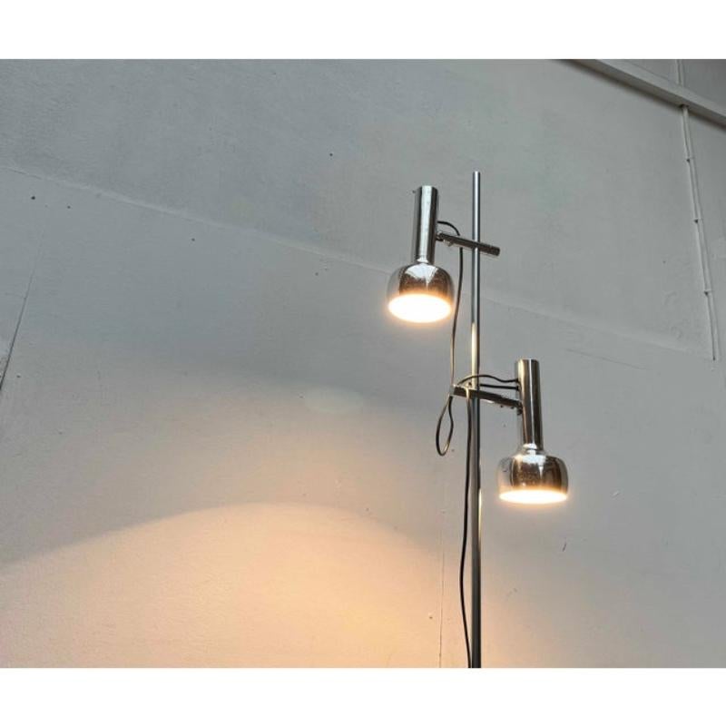 Lámpara de pie minimalista de Swisslamps International.

Un diseño sencillo y funcional. Las dos cabezas de la lámpara muestran la forma de foco característica de las lámparas Swisslamps. Lo especial aquí es la superficie reflectante de los focos.