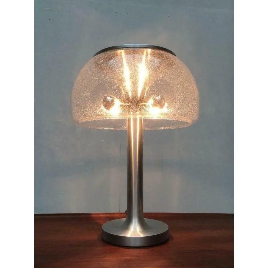 Imposing glass standing or table lamp in mushroom form from the renowned manufacturer Temde.

Functional light source and at the same time light object in the room. The large diffuser hood made of glass is particularly striking on this design. The