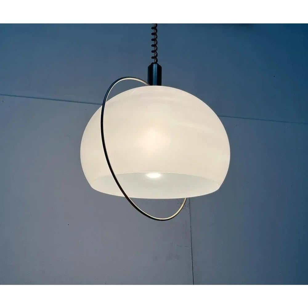 Pendolo ferroviario NO AGE di Temde.

Il paralume bianco a palloncino è incorniciato da una raffinata staffa in metallo. Questo serve principalmente come elemento di design, ma costituisce anche la maniglia per la funzione di pendolo del treno