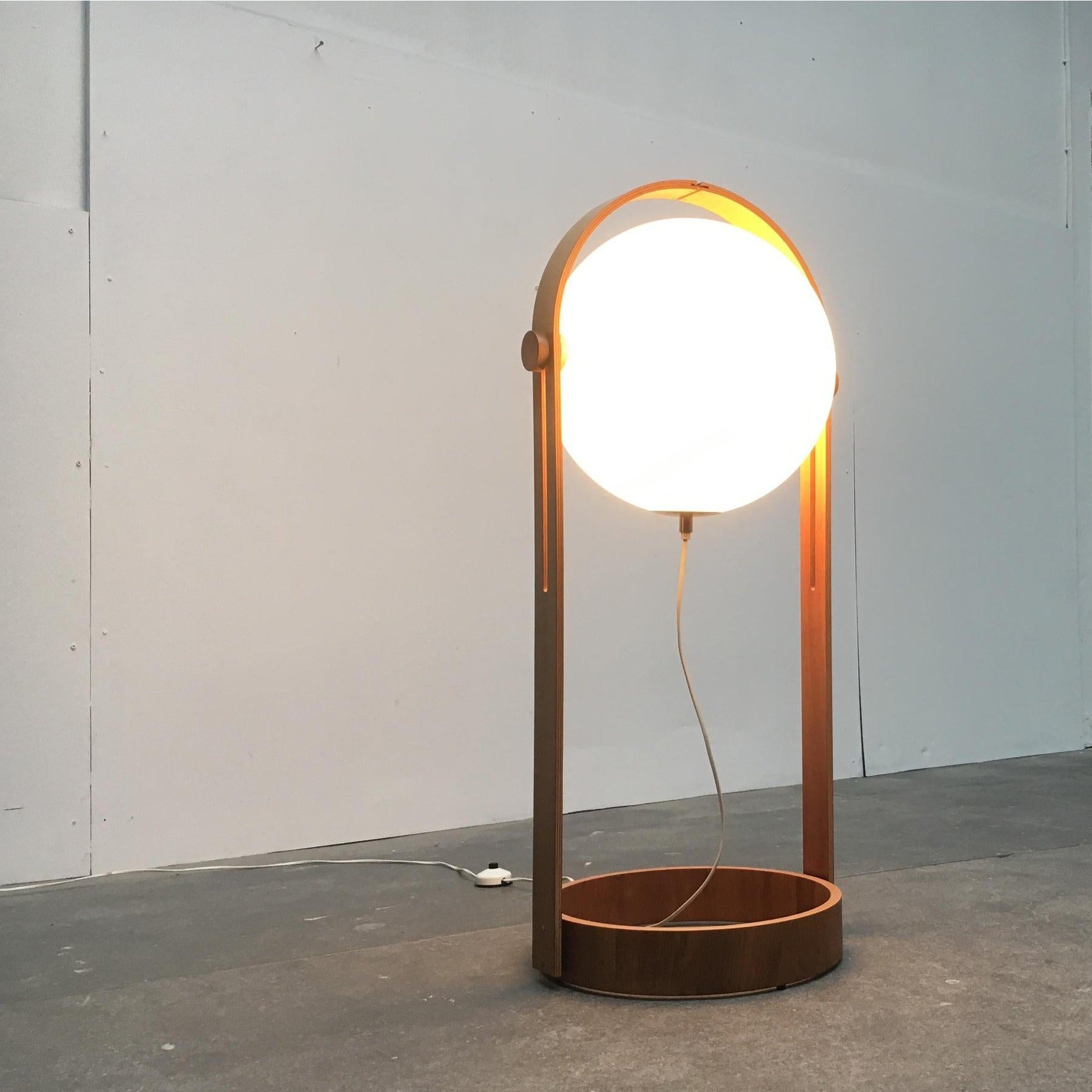 Rara lampada da terra Ball dei produttori svizzeri Temde
Sorgente luminosa funzionale
Consiste in un telaio di legno a forma di arco, nel quale viene intrappolata efficacemente una palla.
La base è costituita da un sottile anello di Wood
L'imponente