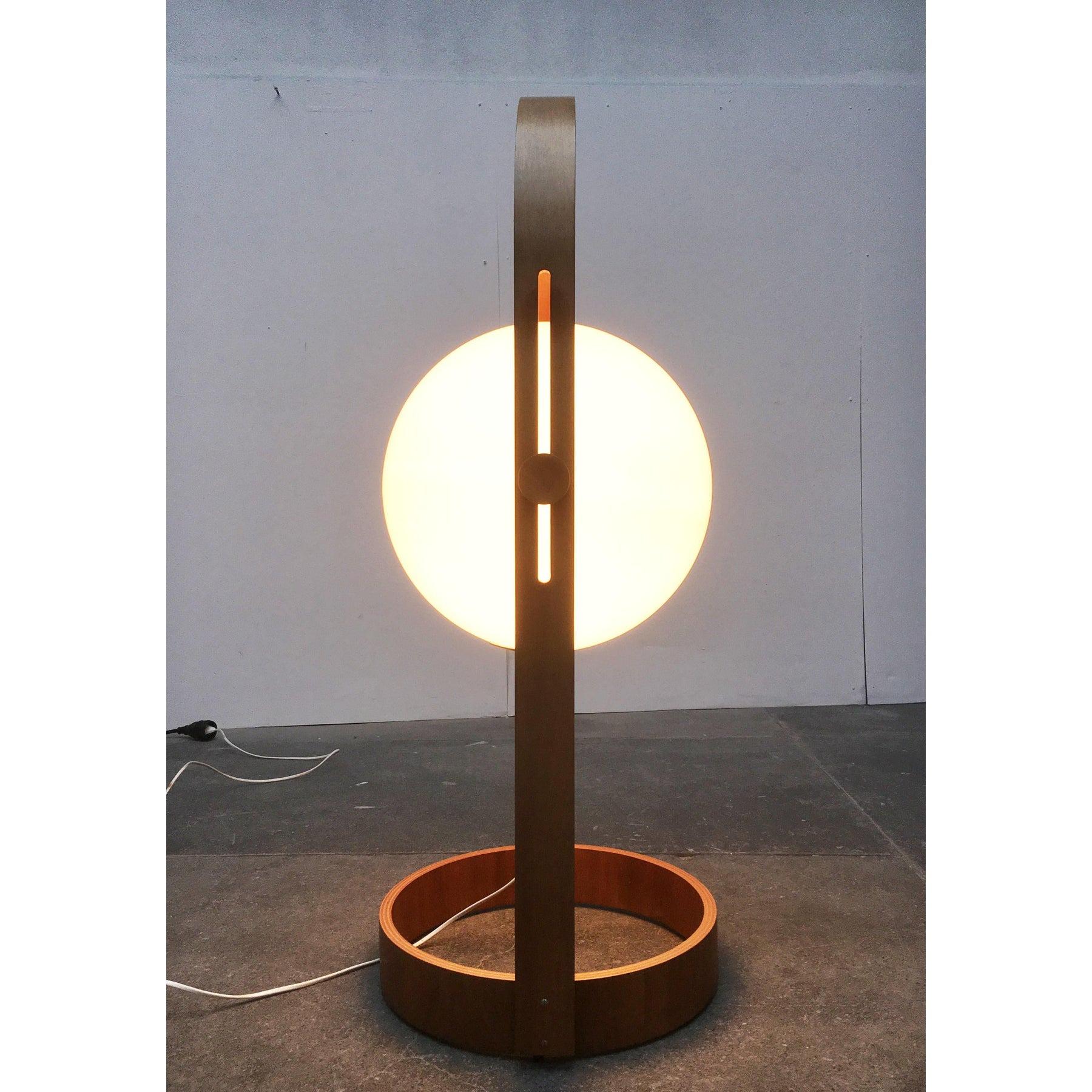 Mid-Century moderno Lampada da terra in plastica e compensato di Temde, 1960, Svizzera, metà del secolo. in vendita