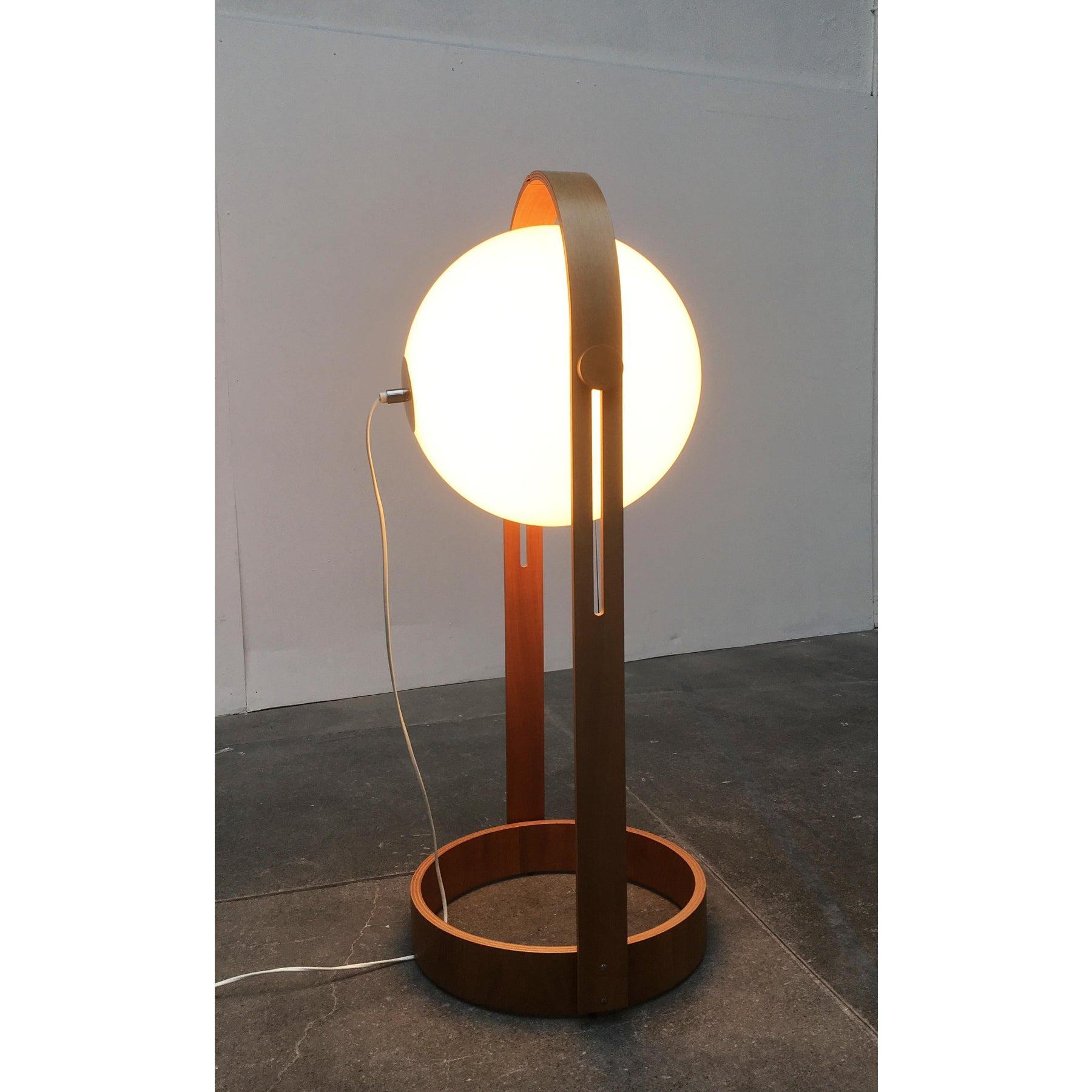 Plastica Lampada da terra in plastica e compensato di Temde, 1960, Svizzera, metà del secolo. in vendita