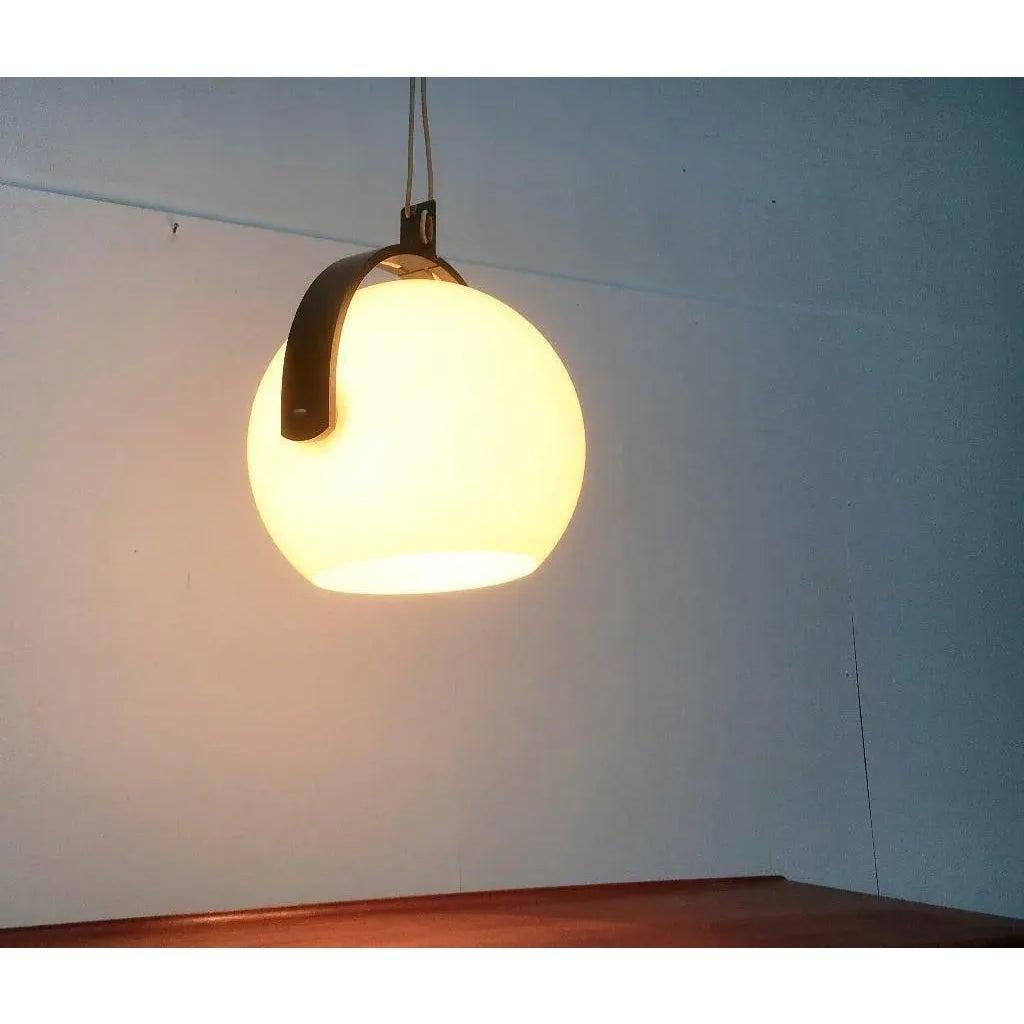 Grande lampada a sospensione a sfera del rinomato produttore Temde. Fonte di luce funzionale e allo stesso tempo oggetto luminoso nella stanza.

La lampada è costituita da una staffa ad arco in legno nero in cui viene virtualmente bloccata una