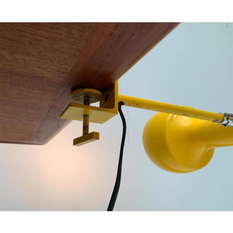 Lampe à pince minimaliste de Swisslamps dans une couleur spéciale. Il s'agit ici d'une première version avec un design inhabituel de la pince de table.

Un design simple et sobre. La tête de la lampe présente une forme de projecteur avec un