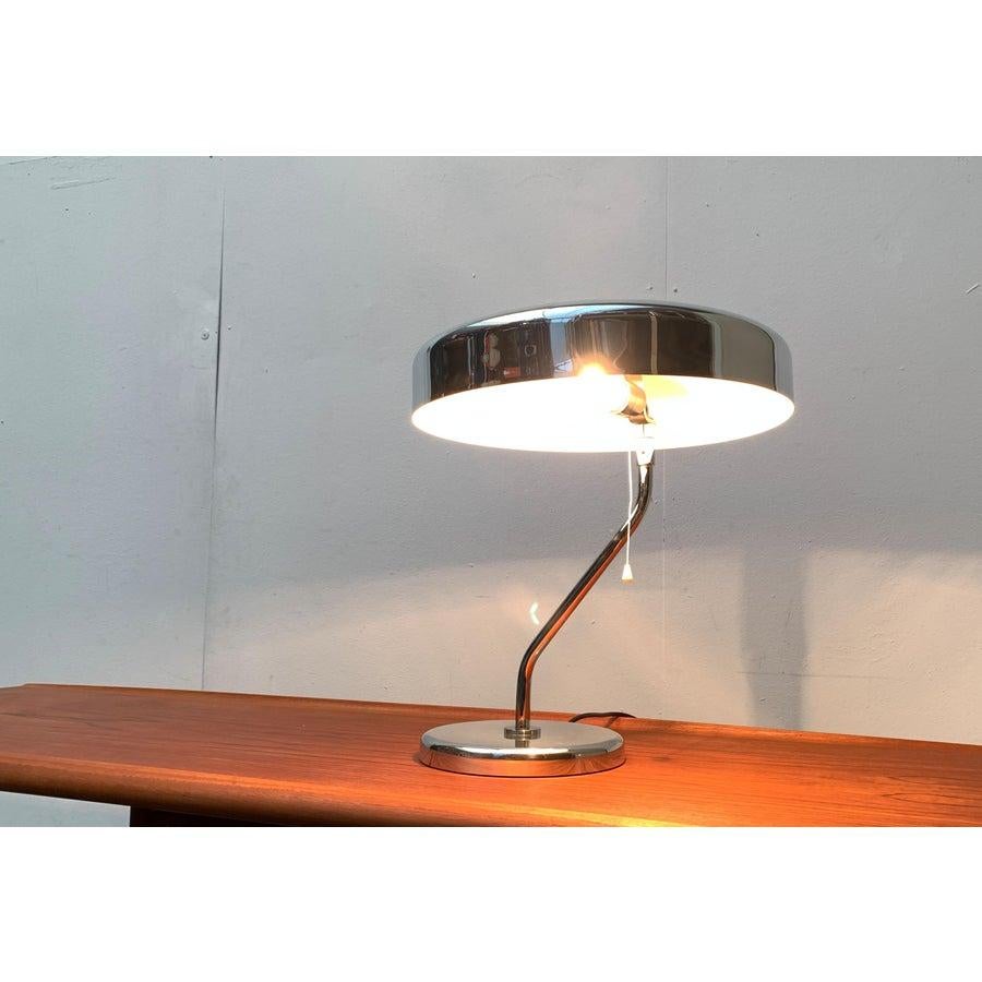 Rare desk light from Belux.

The peculiarity of this rare table lamp lies in high flexibility. The umbrella and arm can rotate via different joints and thus take a wide variety of positions. The heavy plate foot effortlessly carries the sometimes