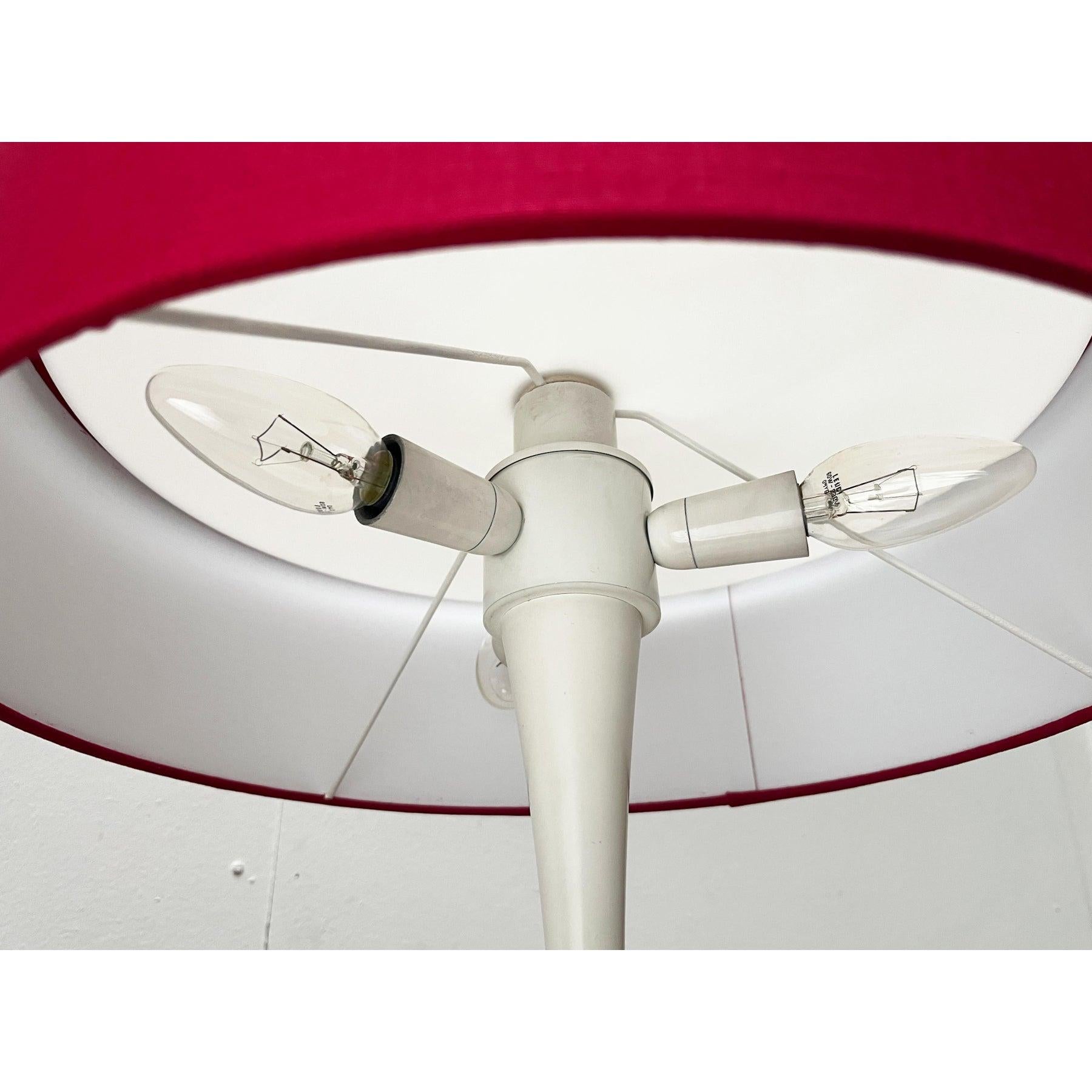 Rara lámpara de mesa del fabricante suizo Temde.

Una fuente de luz funcional y un objeto luminoso impresionante. Llama la atención el tono estrecho con la cubierta roja de estructura gruesa. El eje delgado está elegantemente curvado, se funde en