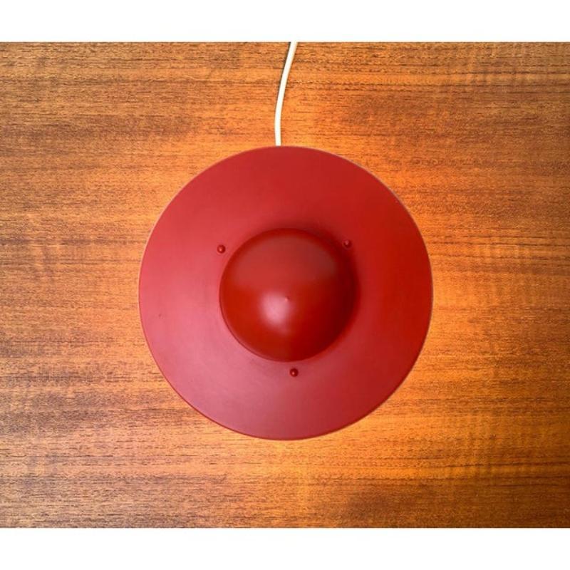 Table lamp of Temde.

A playful yet functional design. The lamp consists of the pedestal and a reflector disc and the respective bulb. The disk-shaped reflector has in the middle with a dome-shaped cathedral, which is perfectly matched to the shape