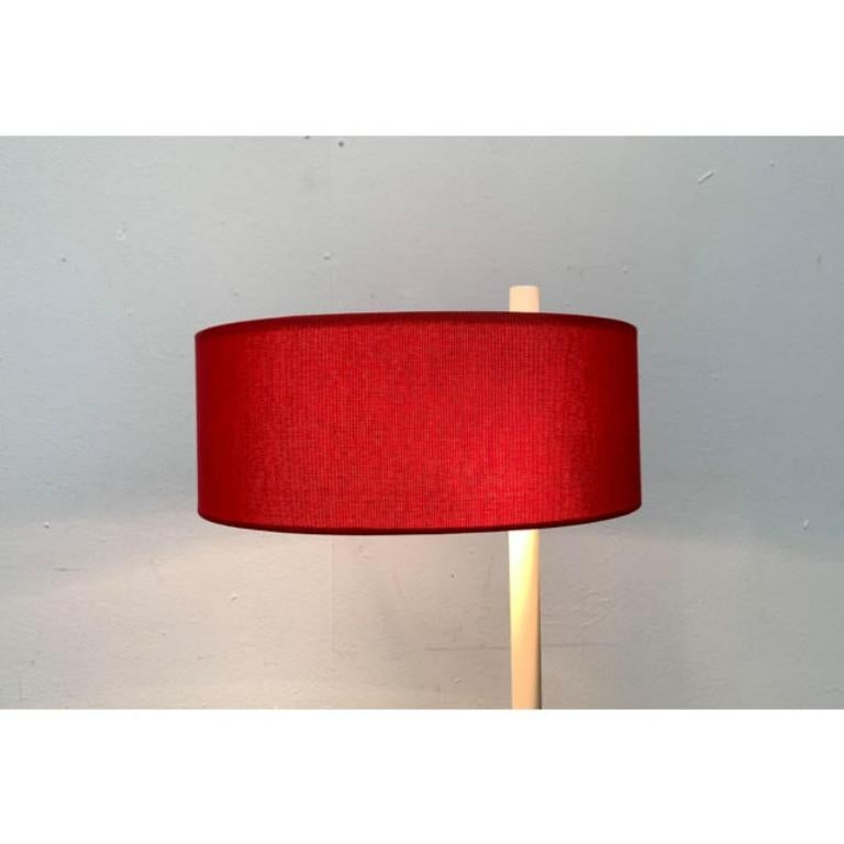 Very rare table lamp from the Swiss manufacturer Temde.

A minimalist design in red and white. The most striking detail of this lamp is the cantilevered shade with red cover. The top is closed with a translucent plastic diffuser screen. The stem of