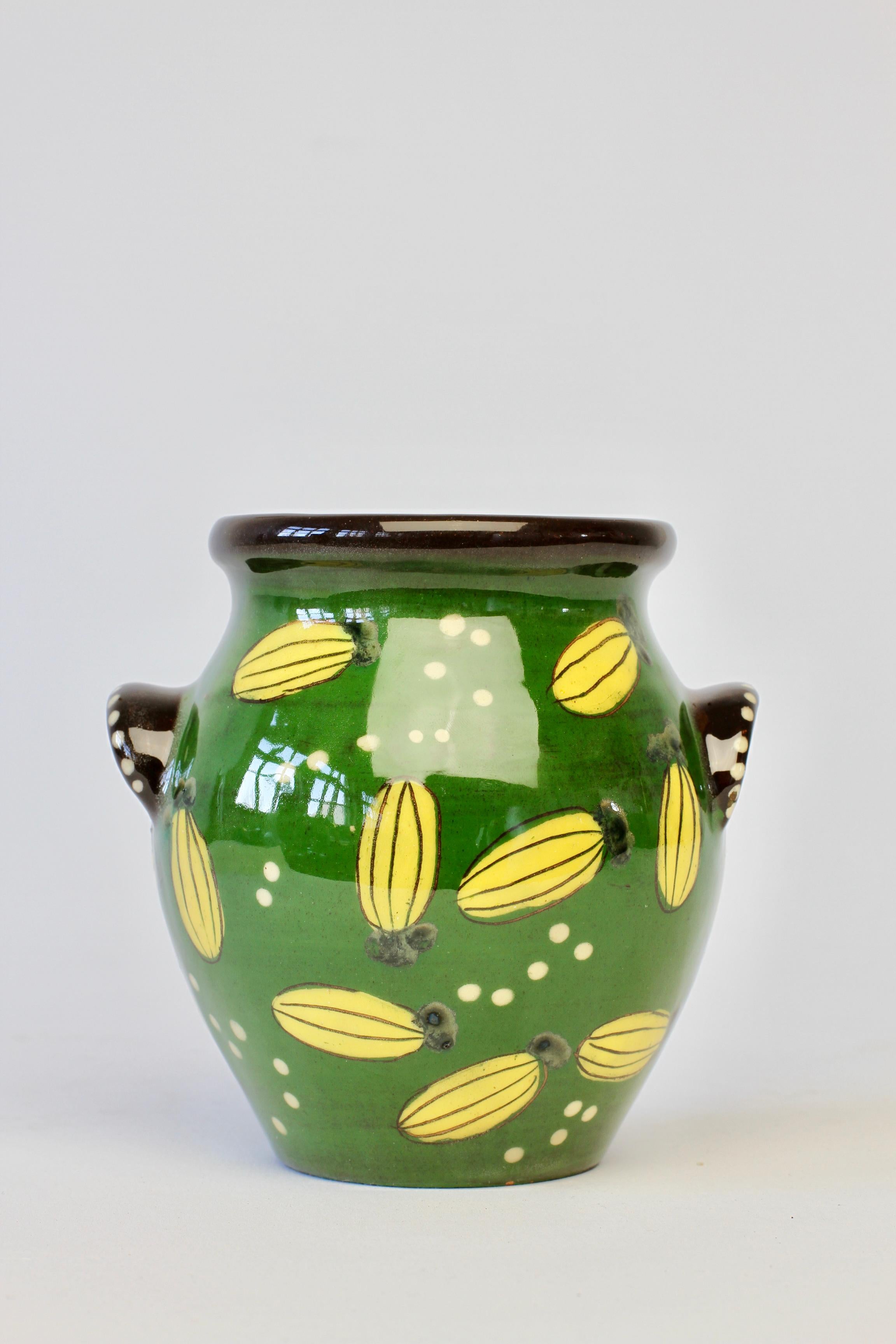 Hübsche kleine Vase aus der Mitte des Jahrhunderts, die Martha Moser-Waber (1914-2004) für die Toepferei Maurachem in der Schweiz um 1950 zugeschrieben wird. Wunderschöne Farben in Grün, Gelb und weiß/cremefarbenen Tupfen - das Design sieht fast
