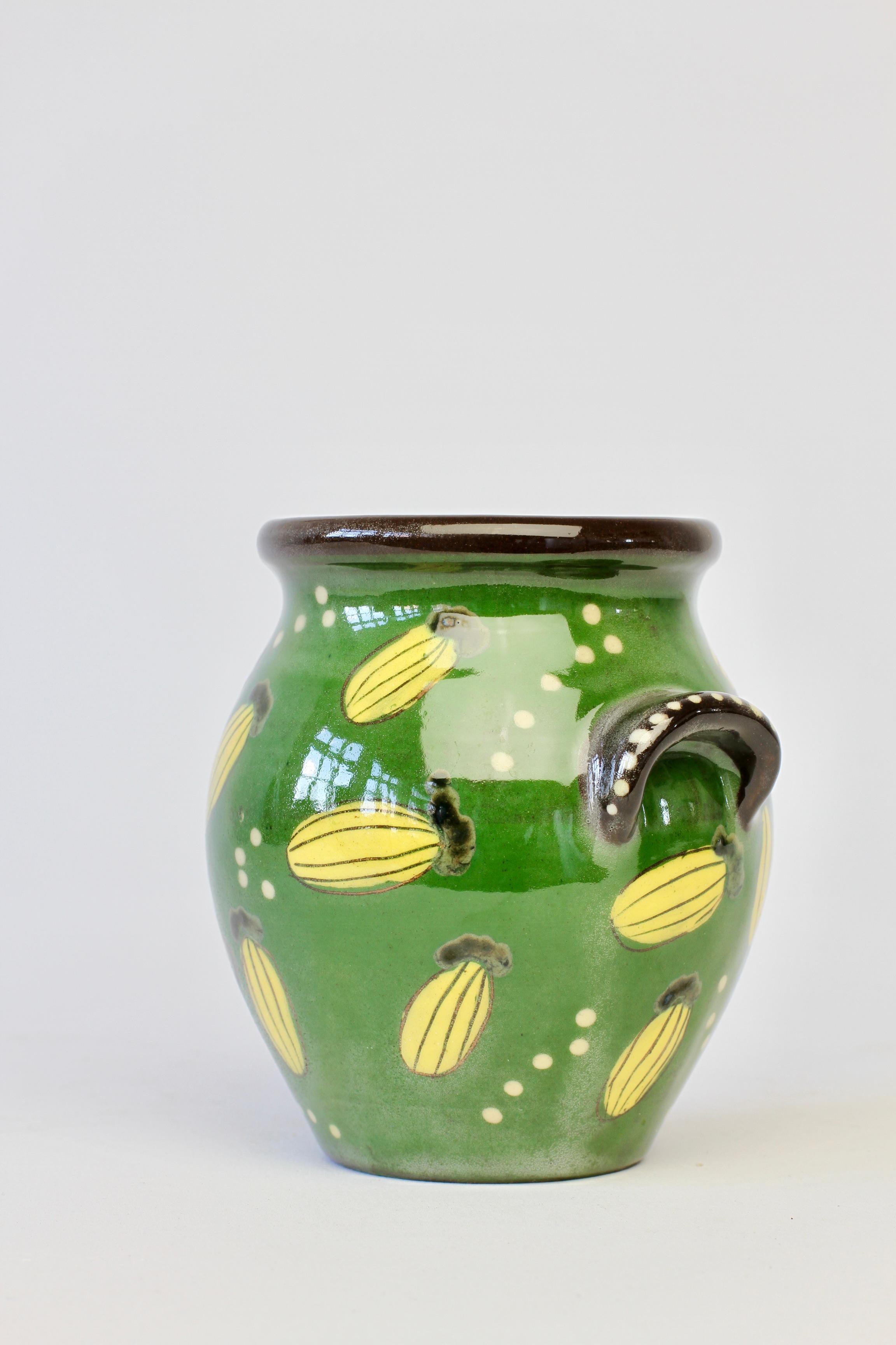 Mid-Century Swiss Studio Pottery Grün & Gelb Vase Topf Schweiz circa 1950s (Glasiert) im Angebot