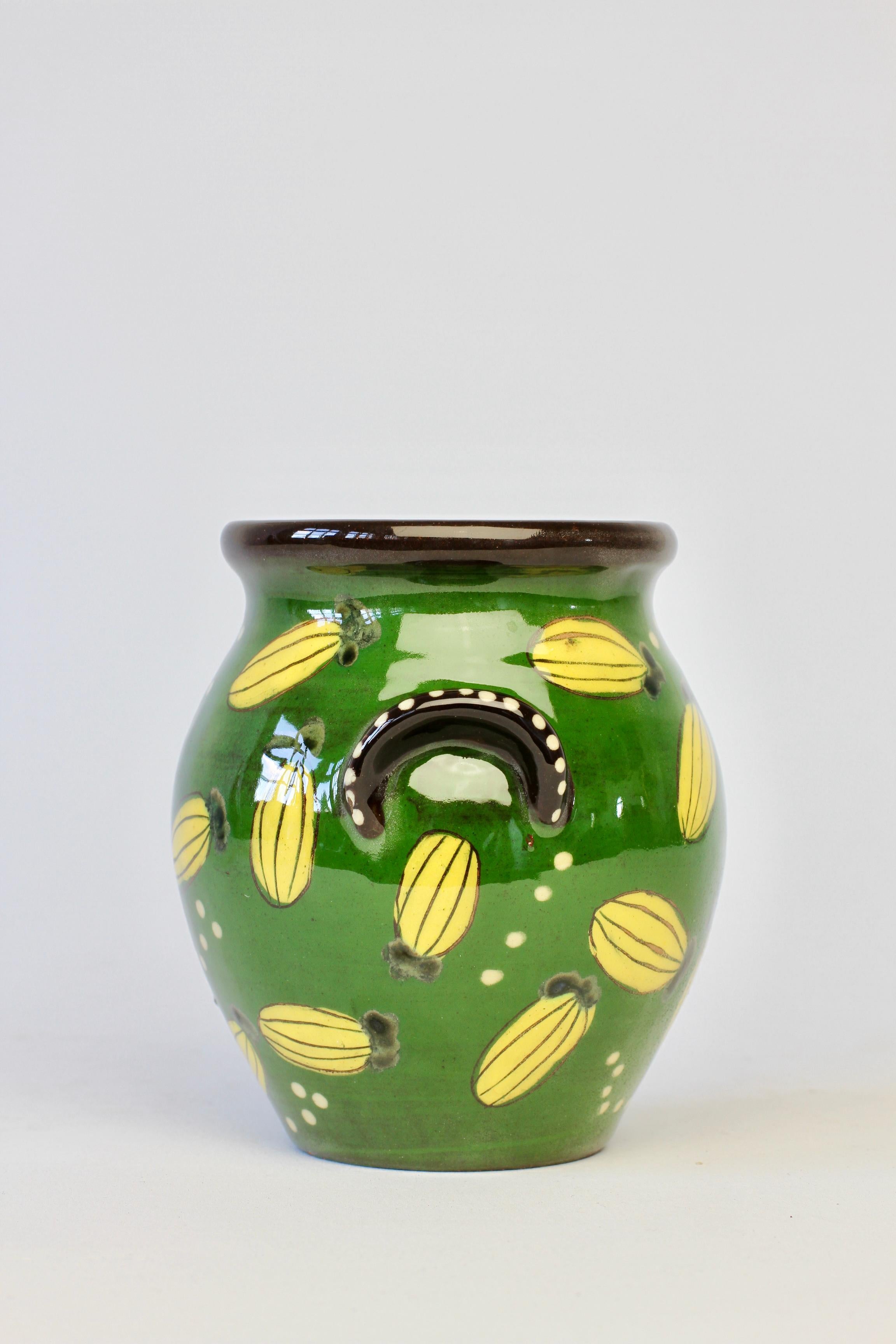 Mid-Century Swiss Studio Pottery Grün & Gelb Vase Topf Schweiz circa 1950s (Keramik) im Angebot