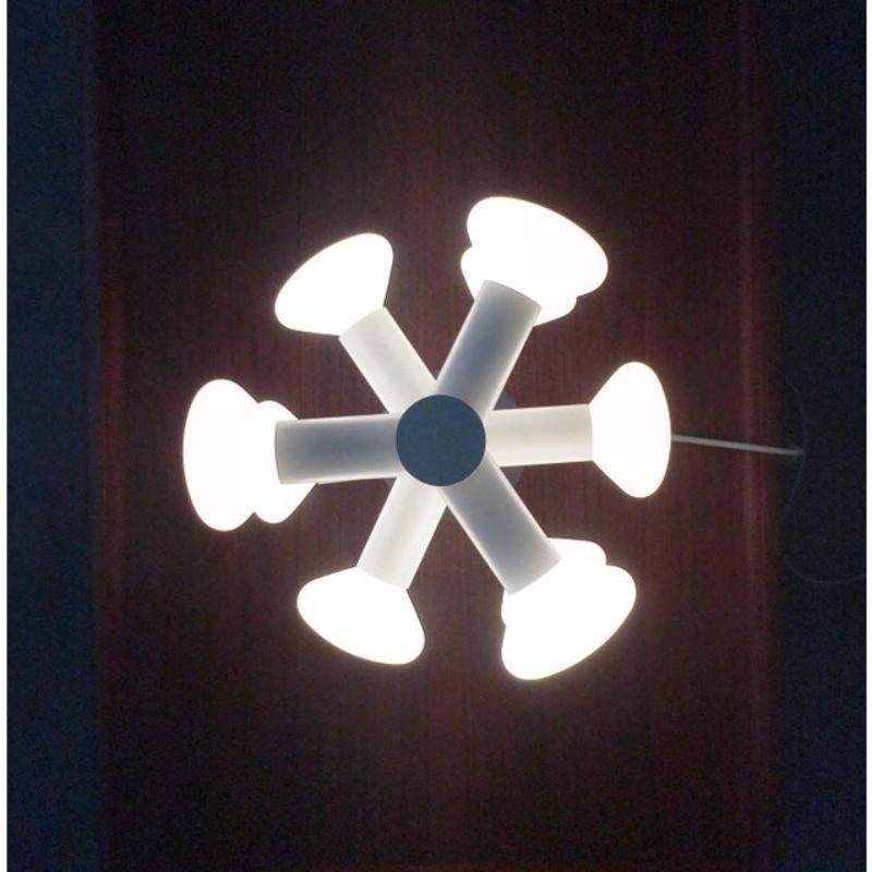 Dies ist eine sehr seltene Tischlampe des Schweizer Herstellers Temde.
Sie ist sowohl eine funktionale Lichtquelle als auch ein dekoratives Objekt. Das komplett weiße Design und die schlichte Form lassen den Korpus eher nüchtern erscheinen. Der