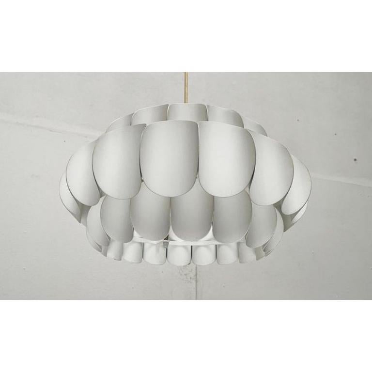 Lampada a sospensione in metallo bianco svizzero di metà secolo di H. H. Zender per Temde, anni '60 in vendita 3