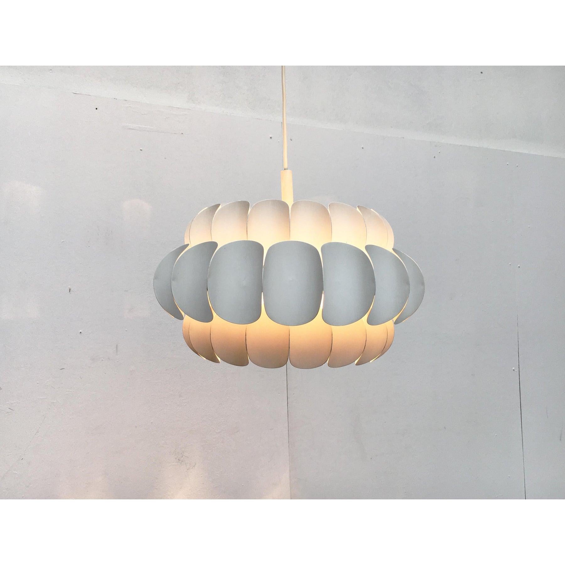 Lampada a sospensione in metallo bianco svizzero di metà secolo di H. H. Zender per Temde, anni '60 in vendita 3
