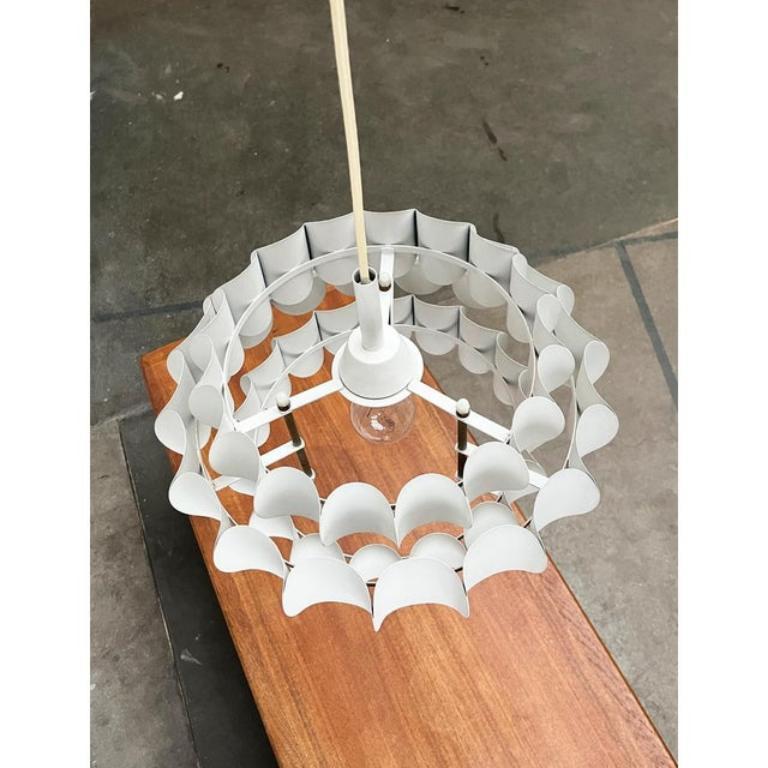Lampada a sospensione in metallo bianco svizzero di metà secolo di H. H. Zender per Temde, anni '60 in vendita 5
