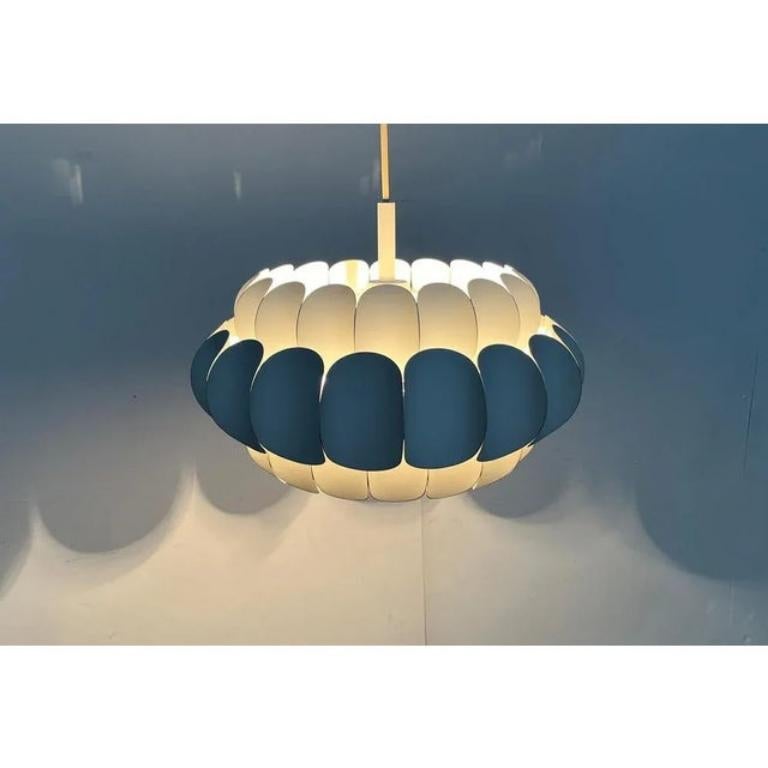 Una luce imponente da Temde dopo una bozza di H. H. Zender degli anni '60. A causa della somiglianza del design, questa lampada viene spesso erroneamente attribuita a Thorsten Orrling e Hans-Agne Jakobsson.

Un design elegante e senza tempo. Questa