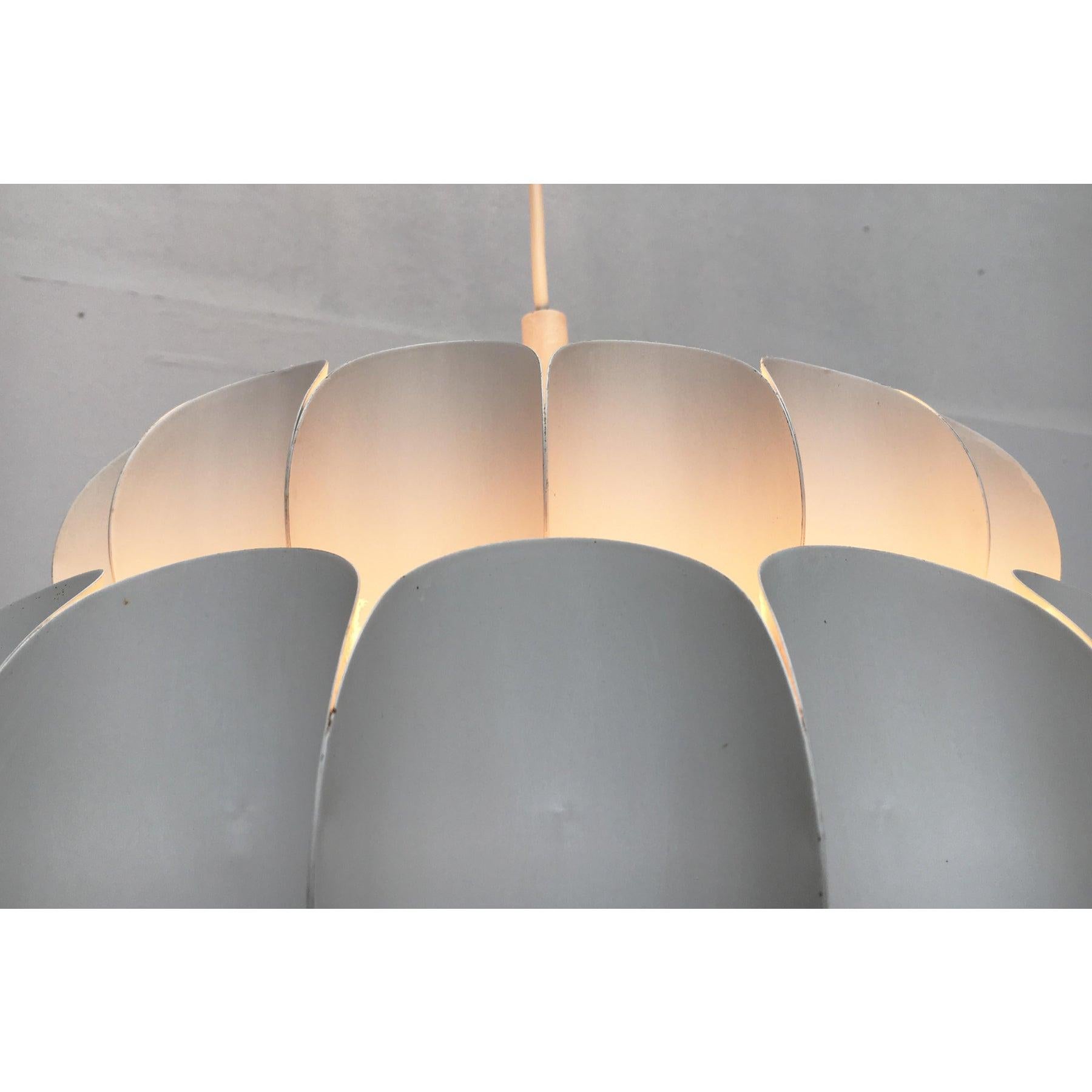 Imponenti lampadari del produttore svedese Hans-Agne Jakobsson AB su design di Thorsten Orrling degli anni '60. Ecco una rara versione iniziale.

Un design elegante e senza tempo. Questa versione in bianco ha un aspetto ancora più oggettivo rispetto