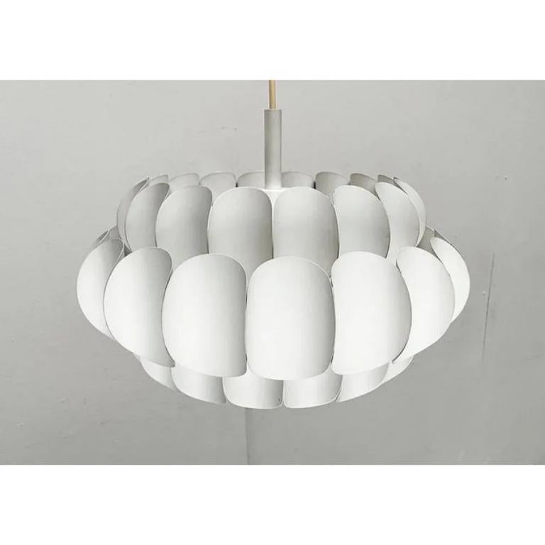 Mid-Century moderno Lampada a sospensione in metallo bianco svizzero di metà secolo di H. H. Zender per Temde, anni '60 in vendita