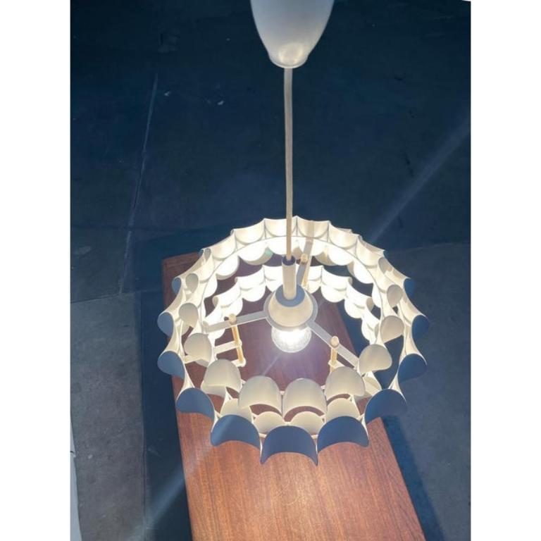 Svizzero Lampada a sospensione in metallo bianco svizzero di metà secolo di H. H. Zender per Temde, anni '60 in vendita