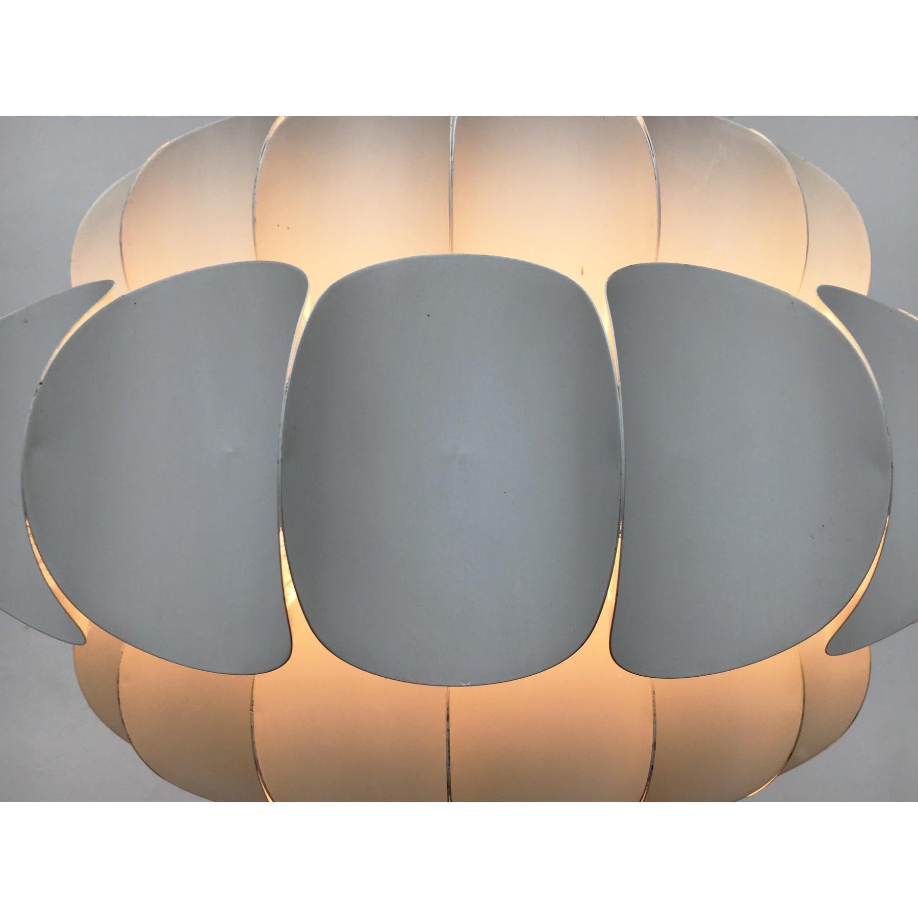 Svizzero Lampada a sospensione in metallo bianco svizzero di metà secolo di H. H. Zender per Temde, anni '60 in vendita