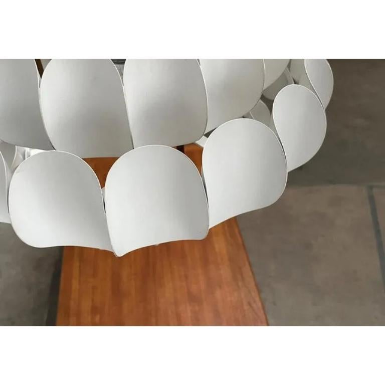 XX secolo Lampada a sospensione in metallo bianco svizzero di metà secolo di H. H. Zender per Temde, anni '60 in vendita